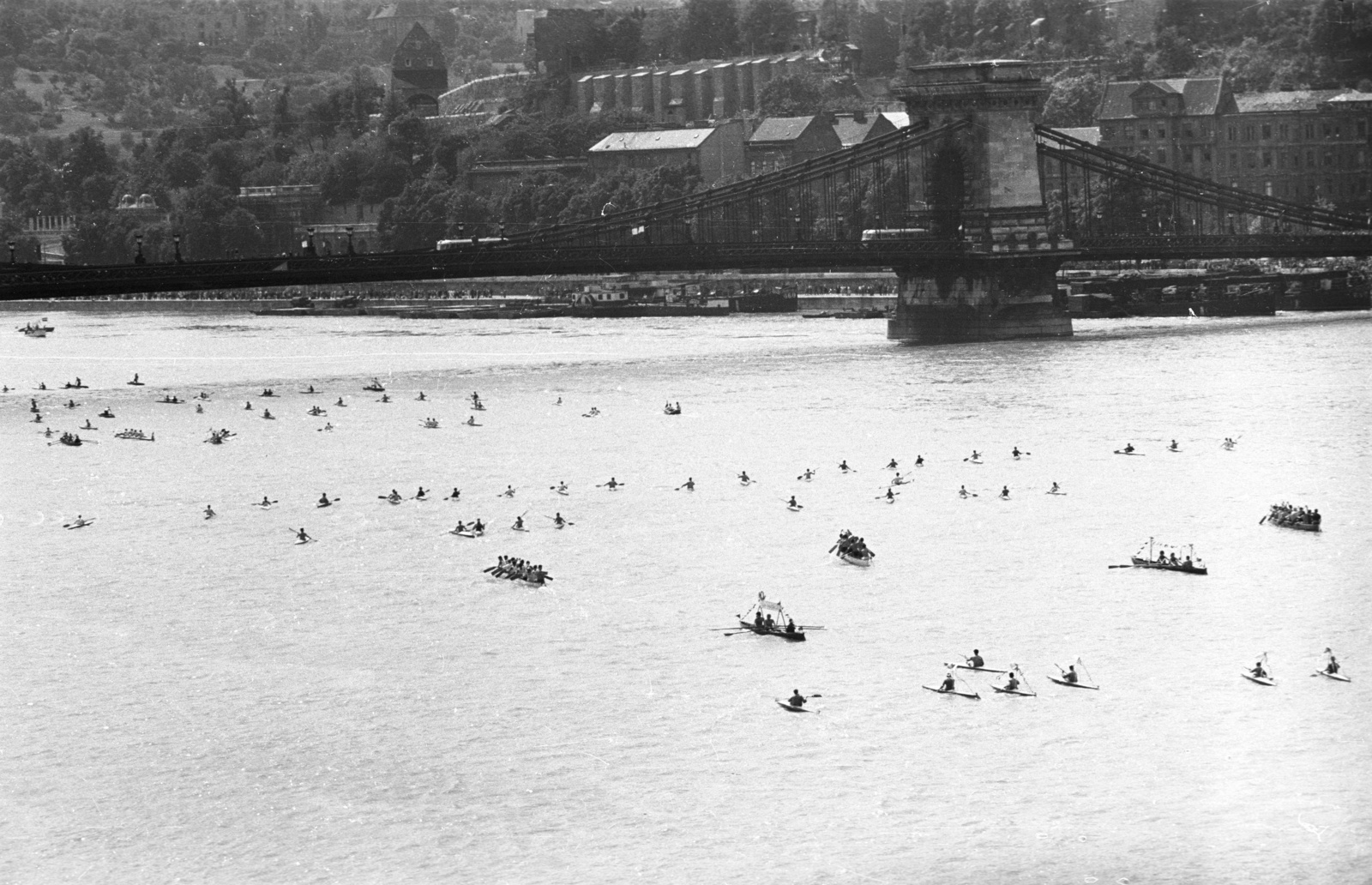 Hungary, Budapest, augusztus 20-i vízi és légiparádé a Széchenyi rakparttól nézve a Széchenyi Lánchídnál., 1960, Nagy Gyula, kayak, suspension bridge, William Tierney Clark-design, Fortepan #51120