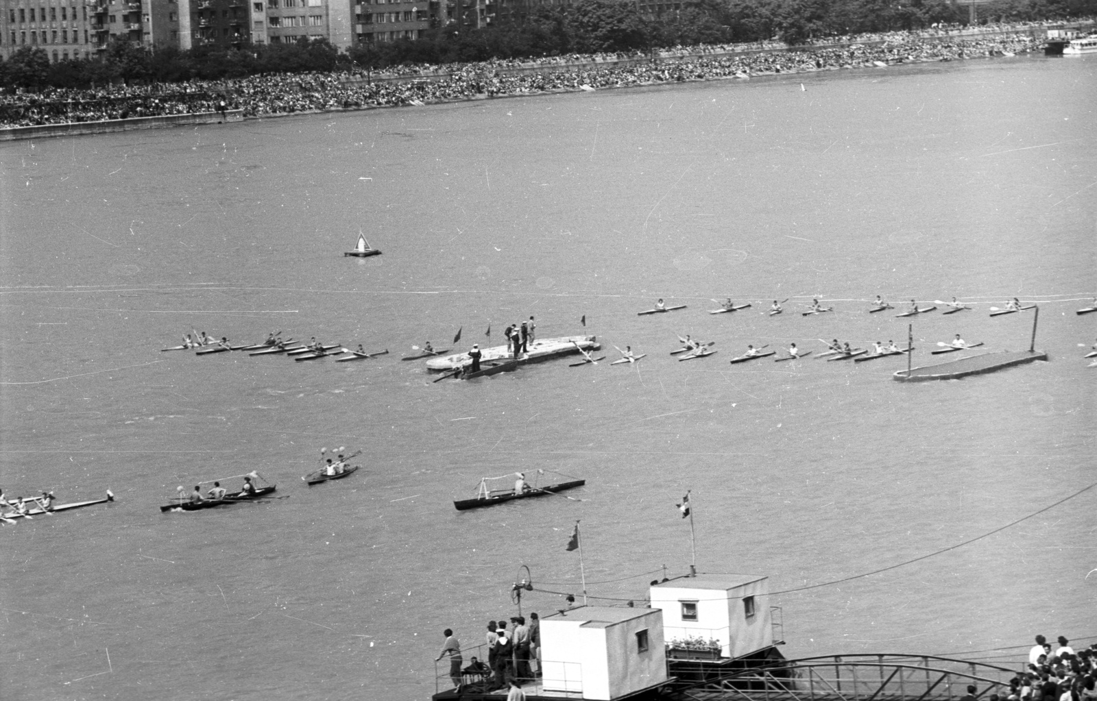 Hungary, Budapest V., augusztus 20-i vízi és légiparádé a Széchenyi rakparttól nézve, sportolók a Dunán., 1960, Nagy Gyula, kayak, Budapest, Fortepan #51122