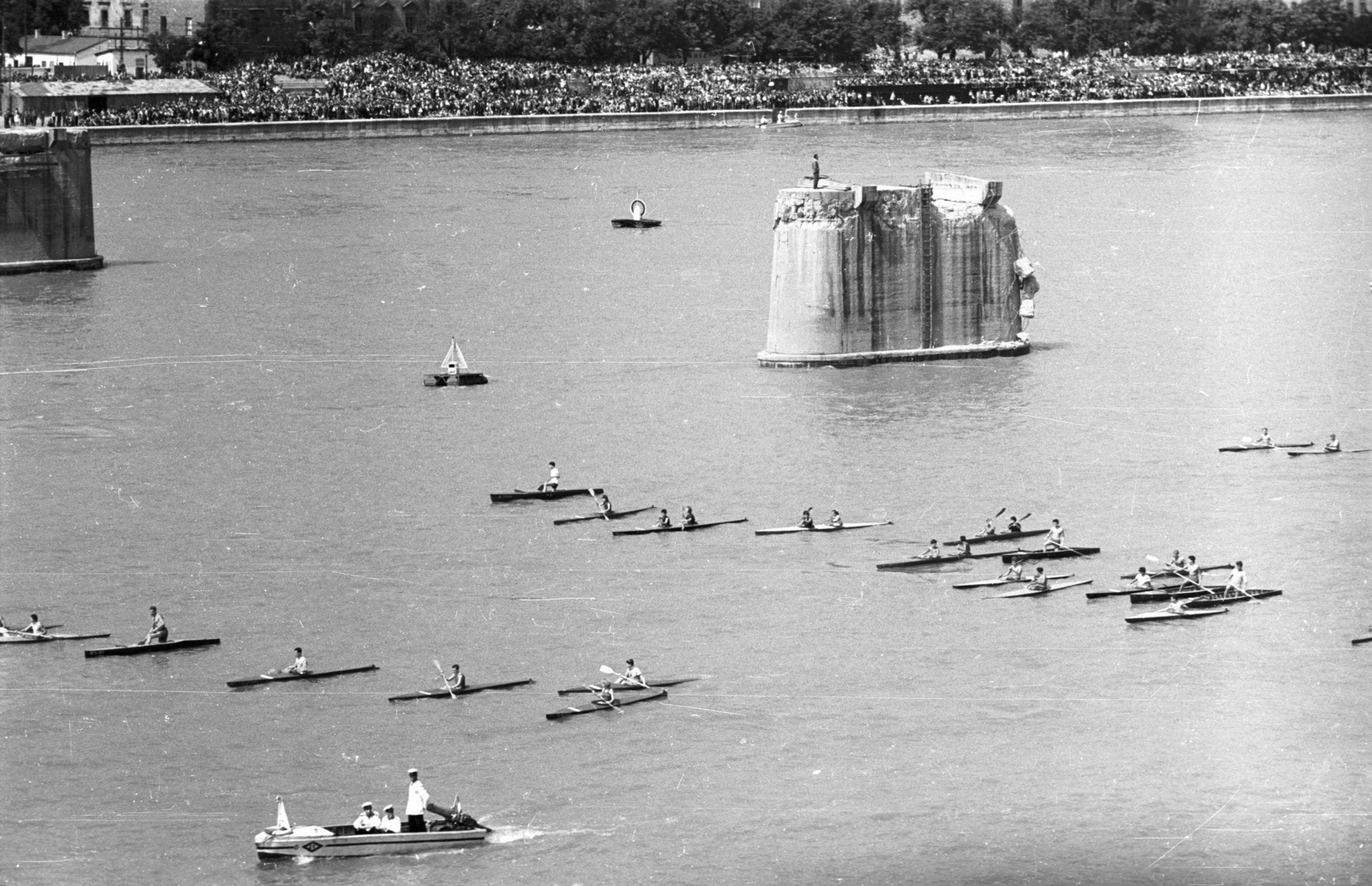 Hungary, Budapest, augusztus 20-i vízi és légiparádé a Széchenyi rakparttól nézve, sportolók a Dunán, mögöttük Kossuth híd bontás alatt levő pillérei és a Bem rakpart., 1960, Nagy Gyula, kayak, wrecked bridge, motorboat, Fortepan #51123