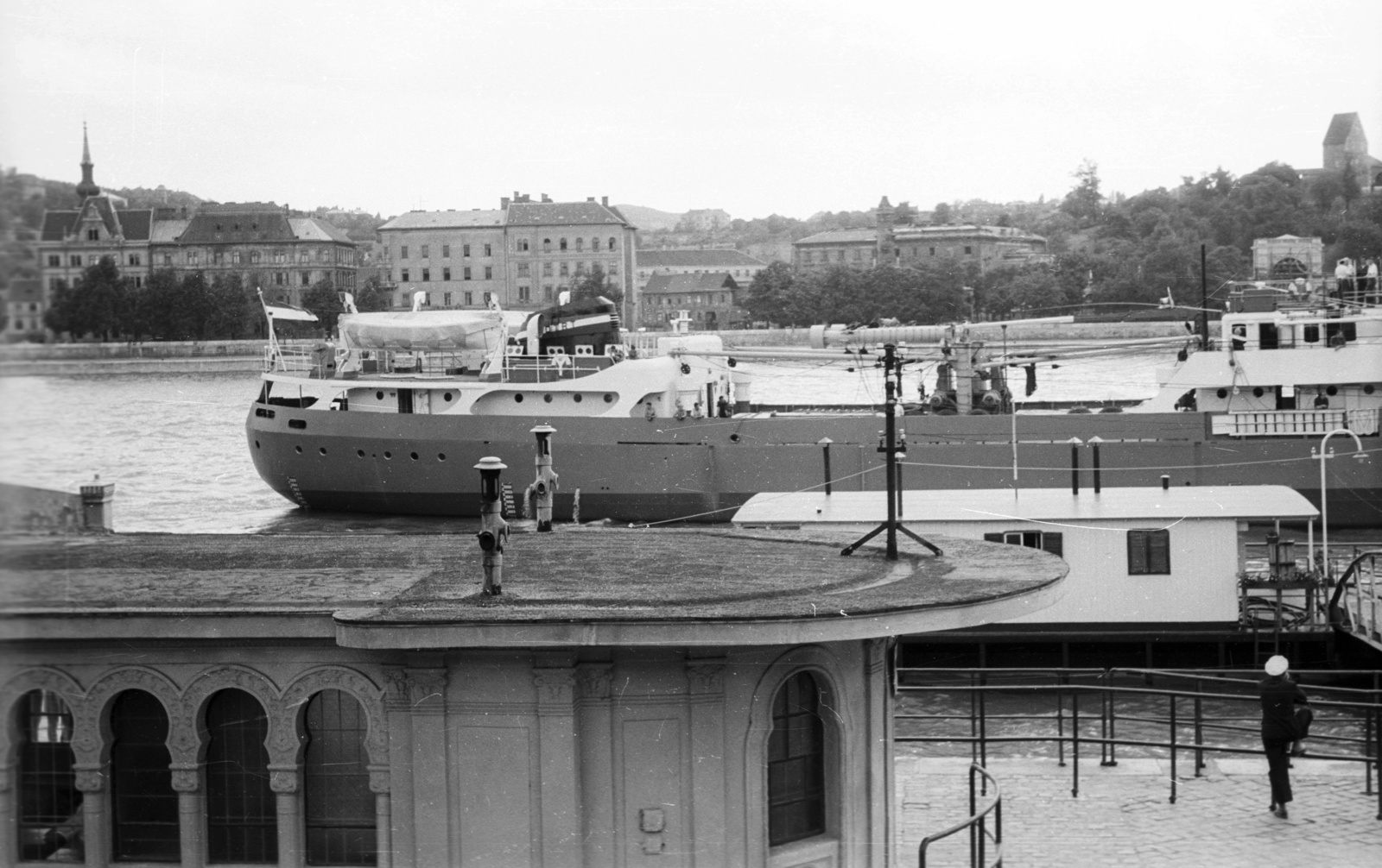 Hungary, Budapest V., a pesti alsó rakpart a Vigadó téri hajóállomással. "HAZÁM" típusú Duna-tengerjáró., 1960, Nagy Gyula, ship, Caribi/Aret/Hala/Aref/Vittoria/Csepel ship, Budapest, Fortepan #51133