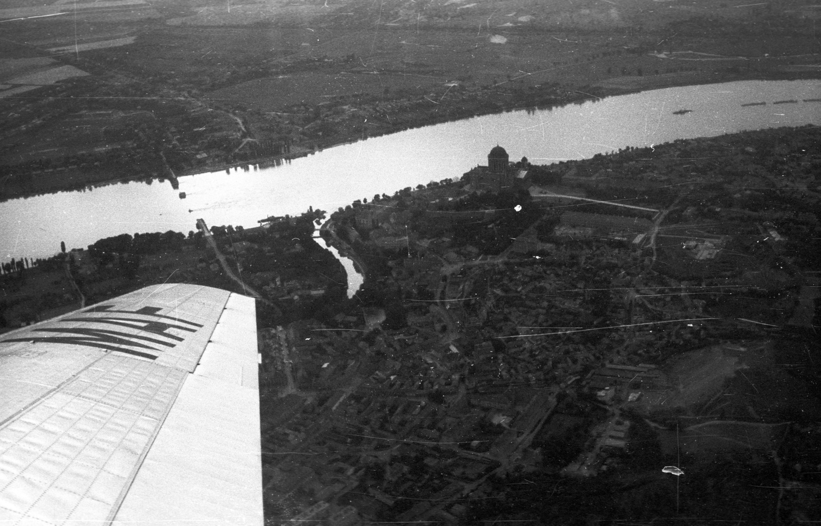 Magyarország, Esztergom, légifotó a lerombolt Mária Valéria hídról és a Bazilikáról, egy Drezdában készült IL-14P típusú repülőgép fedélzetéről. A Duna túlpartján Párkány., 1960, Nagy Gyula, légi felvétel, Bazilika, hídroncs, Iljusin-márka, Duna, Iljusin IL-14, Duna-híd, Feketeházy János-terv, Fortepan #51136