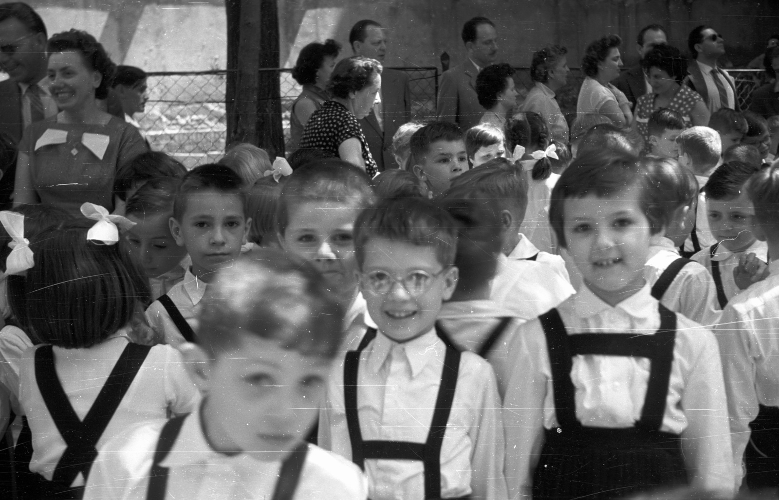 Hungary, Budapest V., Papnövelde (Eötvös Loránd) utca 4-6. ELTE Apáczai Csere János Gyakorló Általános Iskola és Gimnázium, tanévzáró az udvaron., 1960, Nagy Gyula, school, Budapest, Fortepan #51141