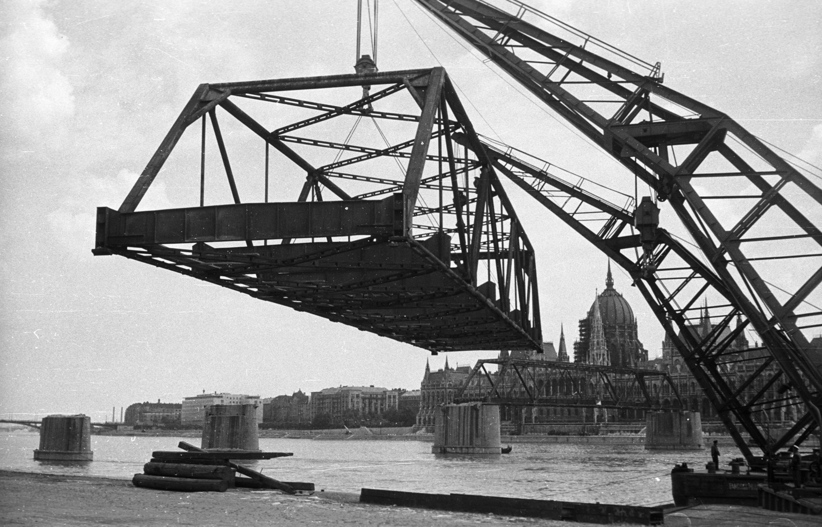 Hungary, Budapest I., Bem rakpart, a Kossuth híd bontása. Úszódaruk partra emelik a híd egyik medernyílásának vasszerkezetét., 1960, Nagy Gyula, Kossuth-bridge, Imre Steindl-design, parliament, Neo-Gothic-style, Danube, eclectic architecture, Budapest, Fortepan #51143