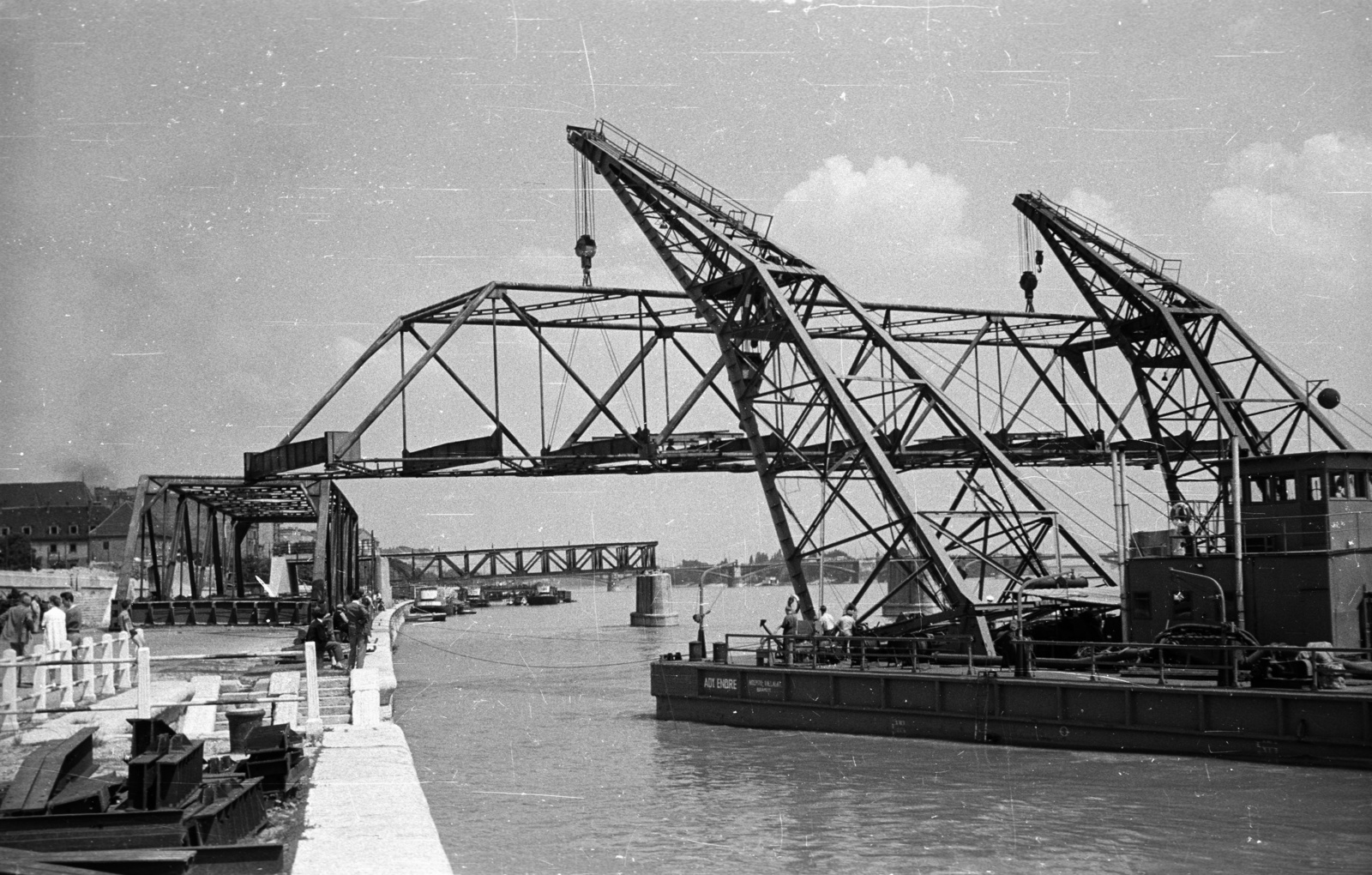 Hungary, Budapest I., Bem rakpart, a Kossuth híd bontása. Az Ady Endre és Táncsics Mihály úszódaruk partra emelik a híd egyik medernyílásának vasszerkezetét., 1960, Nagy Gyula, Kossuth-bridge, Budapest, Fortepan #51145