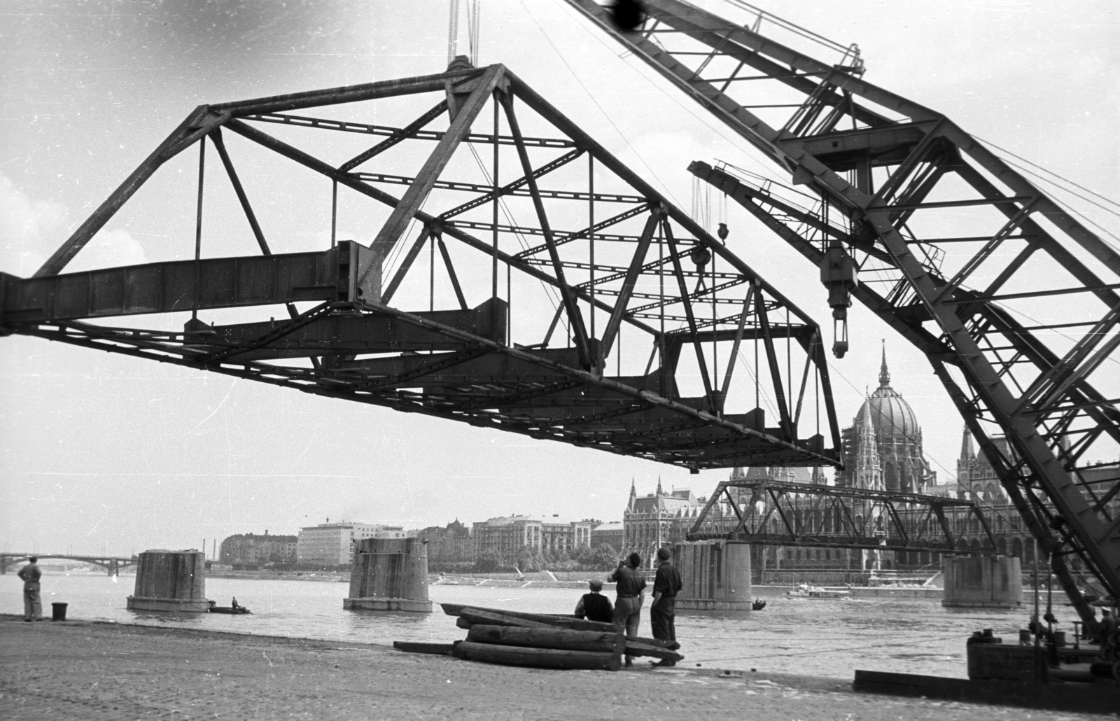 Hungary, Budapest I., Bem rakpart, a Kossuth híd bontása. Úszódaruk partra emelik a híd egyik medernyílásának vasszerkezetét., 1960, Nagy Gyula, Kossuth-bridge, Imre Steindl-design, parliament, Neo-Gothic-style, Danube, eclectic architecture, Budapest, Fortepan #51146