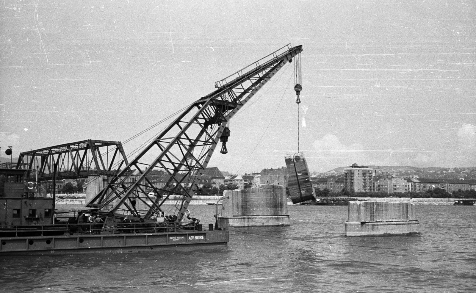 Hungary, Budapest, a Kossuth híd bontása. Az Ady Endre úszódaru leemeli a pillér betonelemét., 1960, Nagy Gyula, Kossuth-bridge, Fortepan #51147