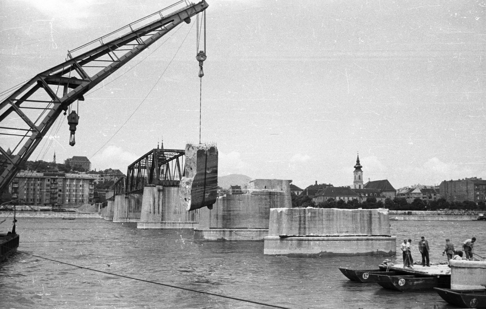 Magyarország, Budapest, a Kossuth híd bontása. Az Ady Endre úszódaru leemeli a pillér betonelemét., 1960, Nagy Gyula, Kossuth híd, templom, barokk-stílus, Duna, Fortepan #51148