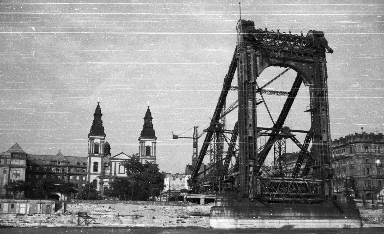 Hungary, Budapest V., Március 15. tér a Dunáról nézve, a lerombolt Erzsébet híd megmaradt kapuzatának bontása., 1960, Nagy Gyula, war damage, wrecked bridge, eclectic architecture, Budapest, suspension bridge, Duna-bridge, Antal Kherndl-design, Aurél Czekelius-design, Fortepan #51149
