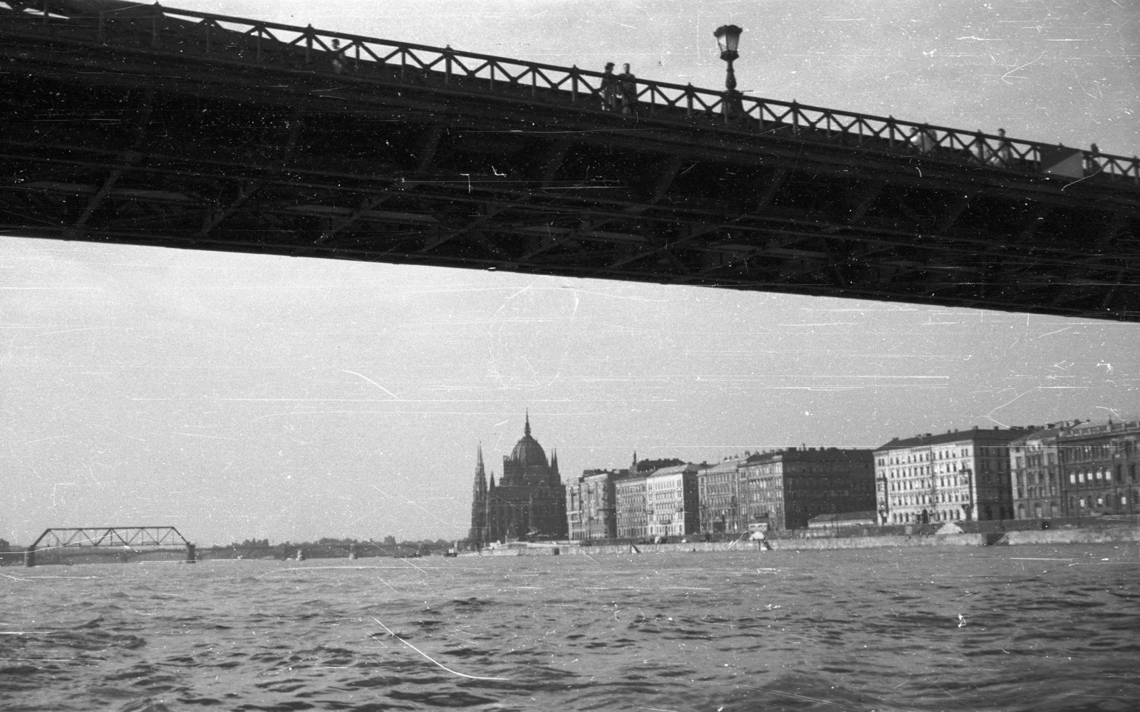 Hungary, Budapest V., távolban a bontás alatt lévő Kossuth híd, a Széchenyi Lánchídtól a Parlament felé nézve., 1960, Nagy Gyula, Kossuth-bridge, Imre Steindl-design, parliament, eclectic architecture, Budapest, Fortepan #51150