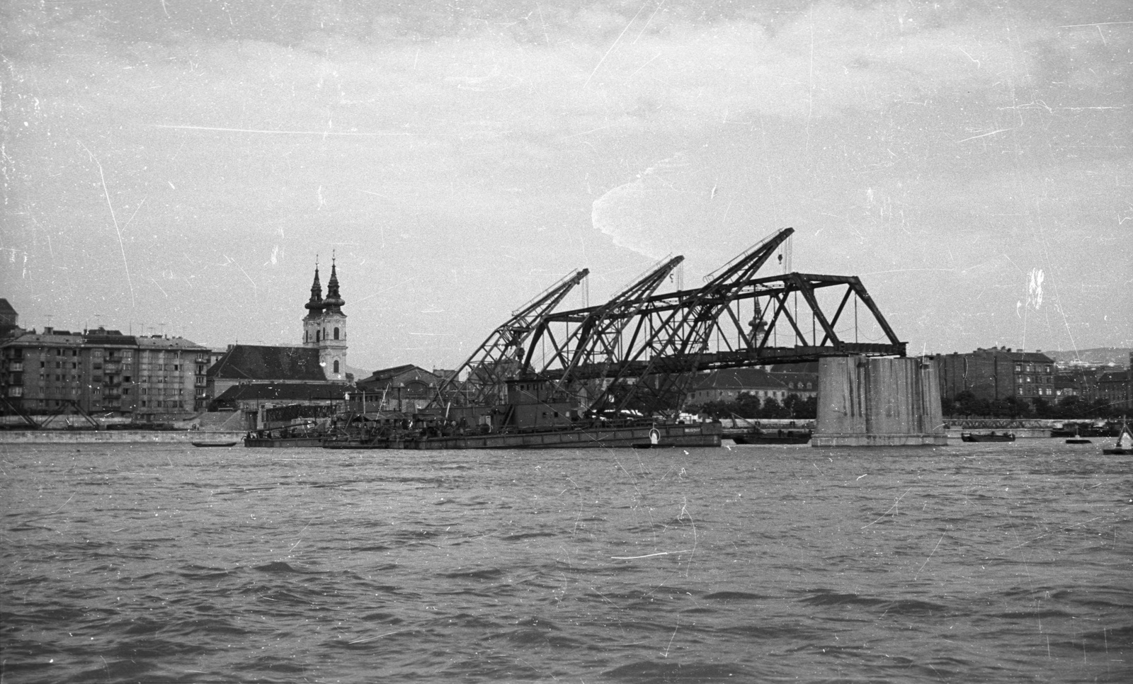 Hungary, Budapest, a Kossuth híd bontása. Az Ady Endre, Jókai Mór és Táncsics Mihály úszódaruk leemelik a híd medernyílásának vasszerkezetét., 1960, Nagy Gyula, Kossuth-bridge, church, Baroque-style, Catholic Church, Danube, market hall, Pál Klunzinger-design, Jesuits, Kristóf Hamon-design, Máté Nöpauer-design, Fortepan #51154