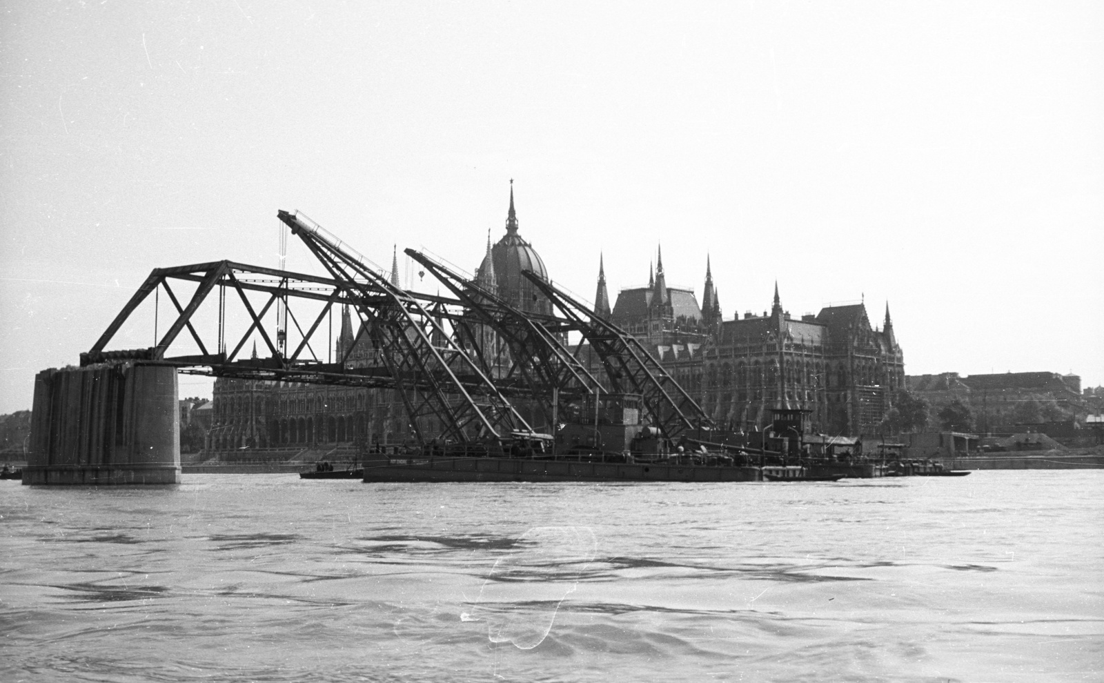 Magyarország, Budapest, a Kossuth híd bontása. Az Ady Endre, Jókai Mór és Táncsics Mihály úszódaruk leemelik a híd medernyílásának vasszerkezetét., 1960, Nagy Gyula, épített örökség, Kossuth híd, Steindl Imre-terv, országház, eklektikus építészet, Fortepan #51157