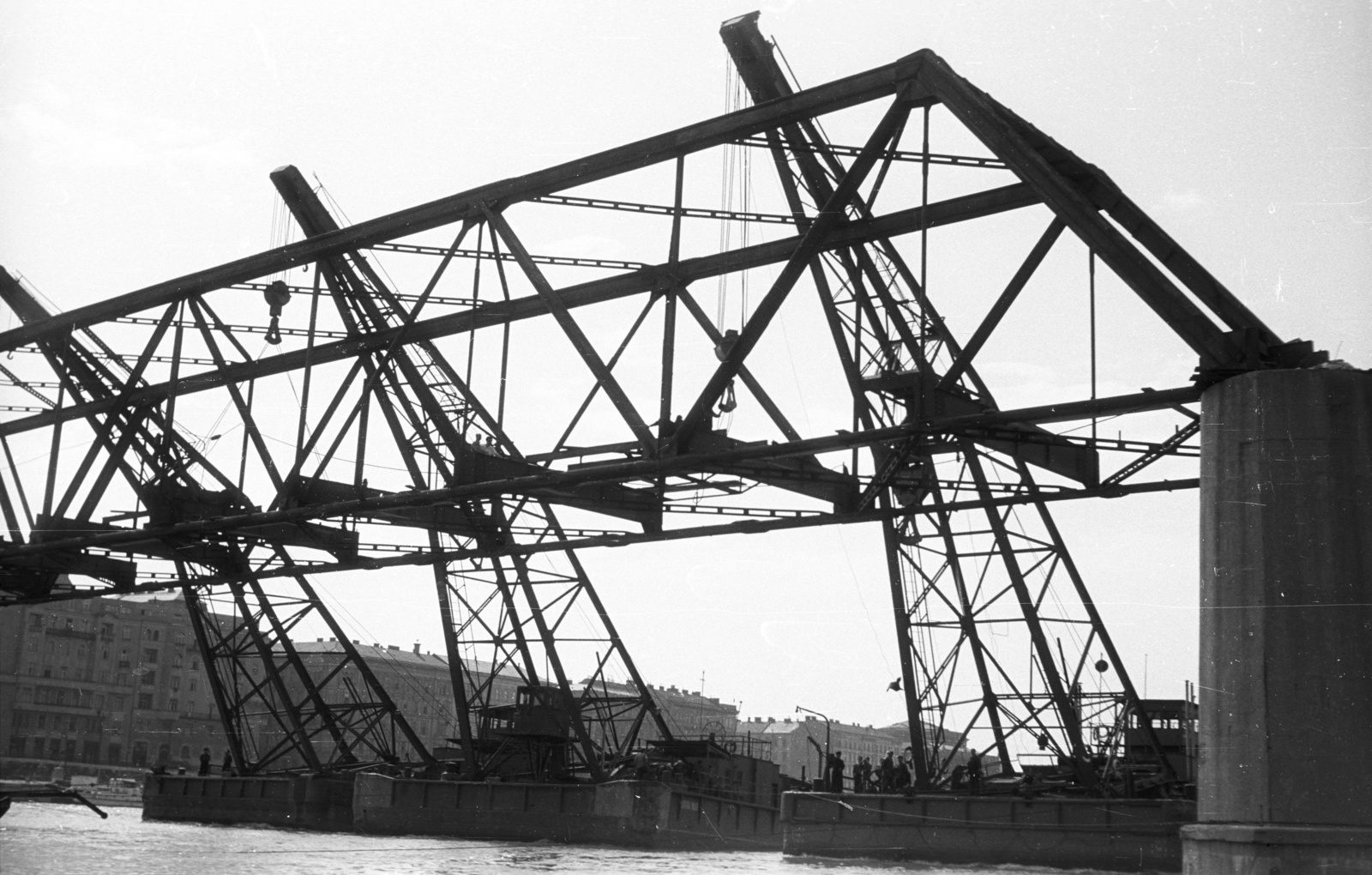 Magyarország, Budapest, a Kossuth híd bontása. A Táncsics Mihály, Jókai Mór és Ady Endre úszódaruk leemelik a híd medernyílásának vasszerkezetét., 1960, Nagy Gyula, Kossuth híd, Fortepan #51158