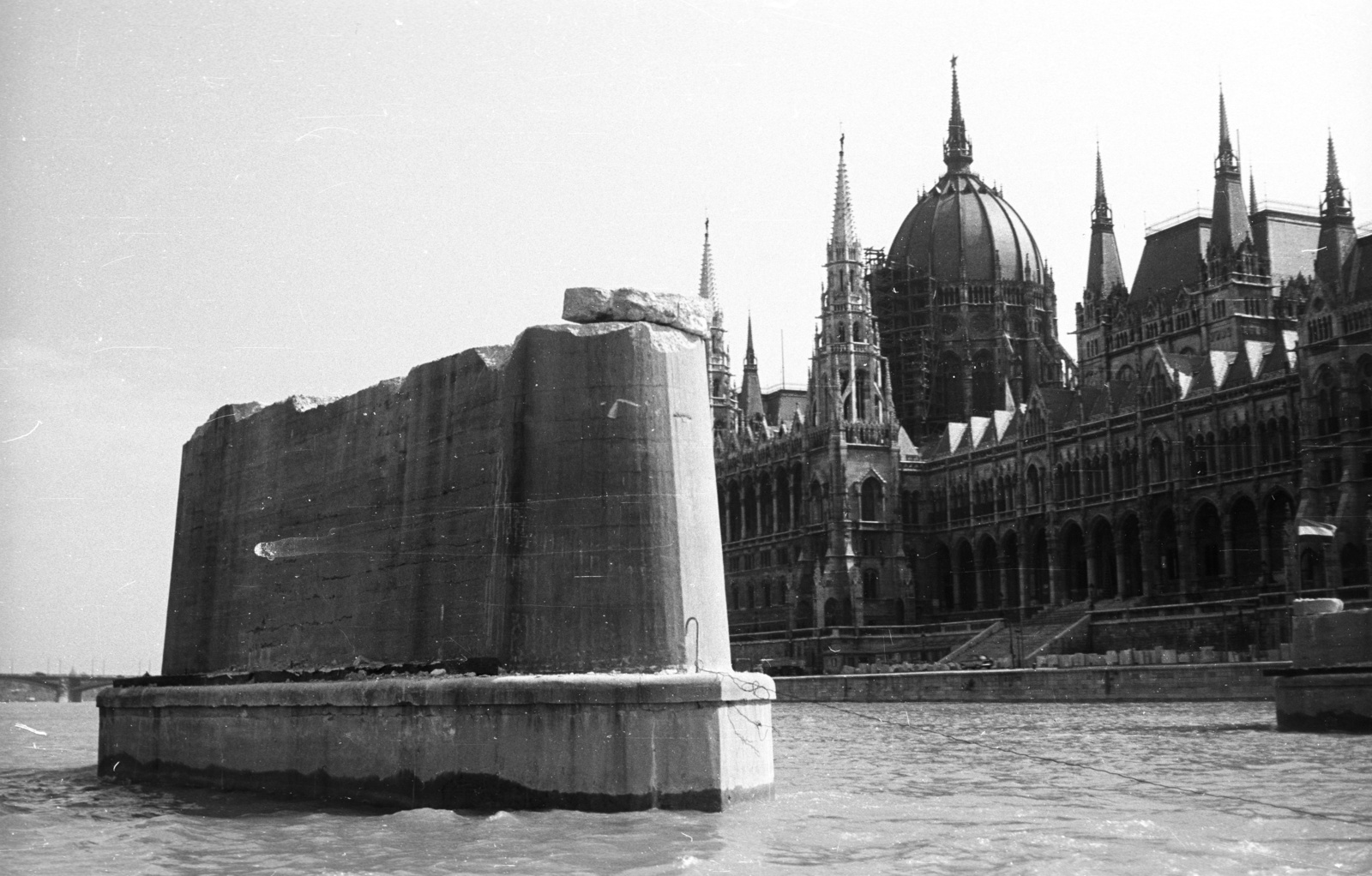 Magyarország, Budapest V., bontásra vár a Kossuth híd pillére, háttérben a Parlament., 1960, Nagy Gyula, Steindl Imre-terv, vörös csillag, neogótika, eklektikus építészet, Budapest, Fortepan #51161