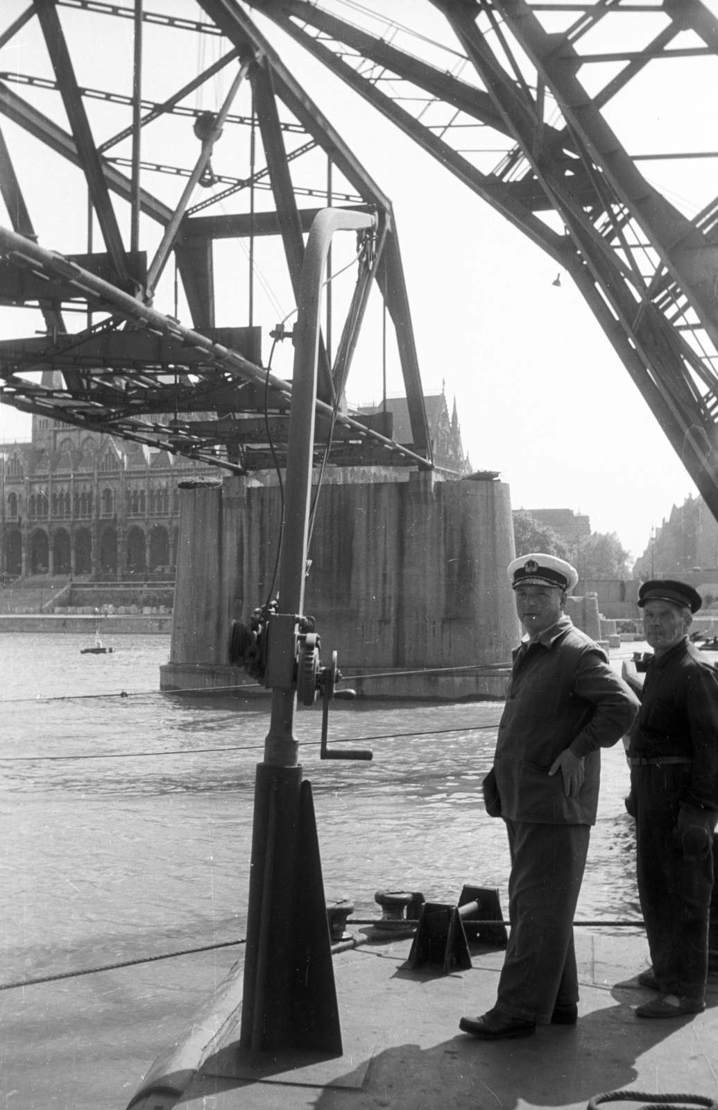Hungary, Budapest, a bontás alatt lévő Kossuth híd egy úszódaru fedélzetéről nézve., 1960, Nagy Gyula, Kossuth-bridge, Fortepan #51163