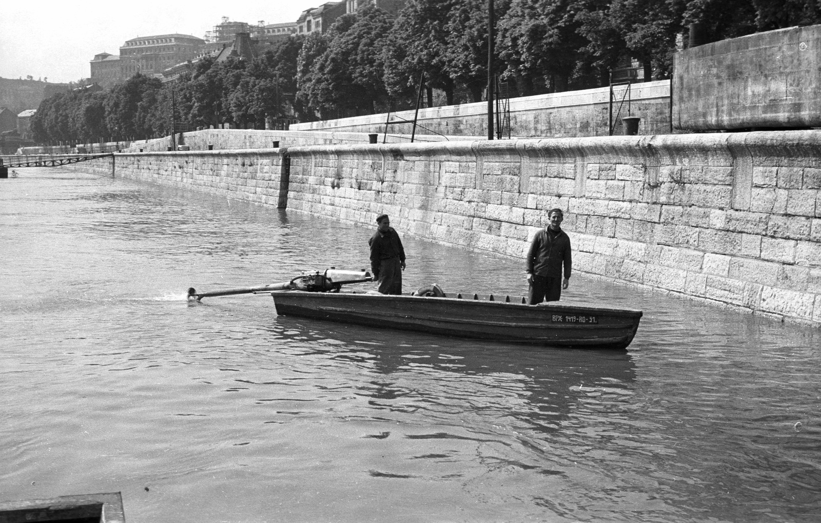 Magyarország, Budapest I., rohamcsónak (rocsó) a Bem rakpart előtt a Kossuth híd bontásánál., 1960, Nagy Gyula, motorcsónak, Budapest, Fortepan #51168