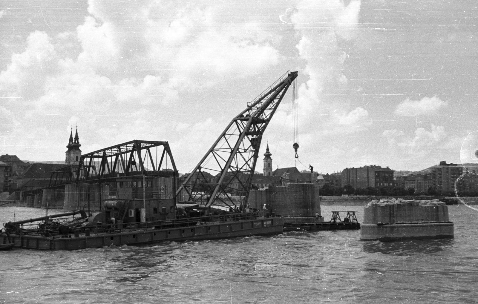 Hungary, Budapest, a Kossuth híd bontása. Az Ady Endre úszódaru a pillér betonelemének leemelésekor., 1960, Nagy Gyula, Kossuth-bridge, church, Baroque-style, Catholic Church, Danube, dredge, Ady Endre dredge, Jesuits, Kristóf Hamon-design, Máté Nöpauer-design, Fortepan #51172