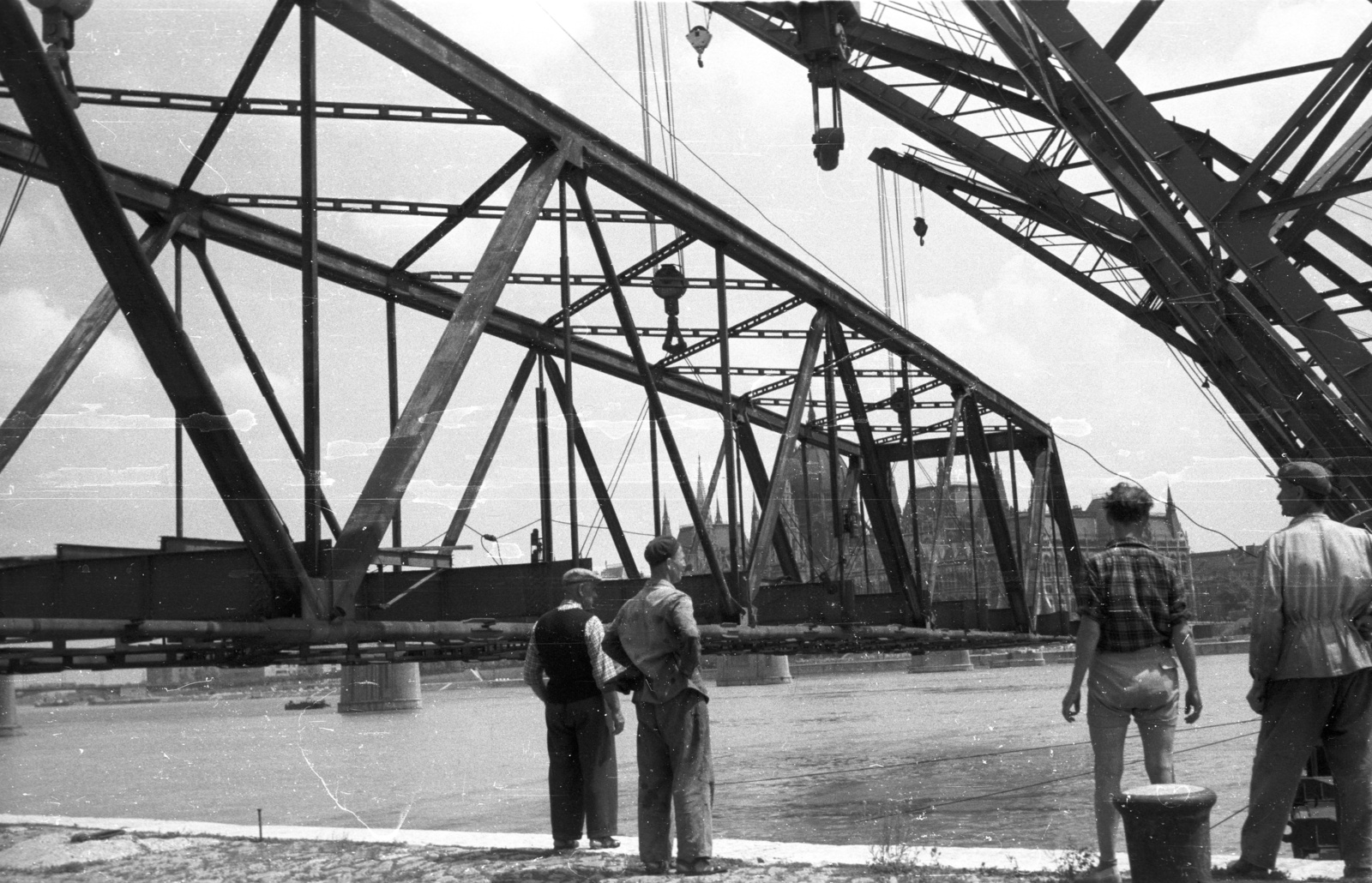 Hungary, Budapest I., Bem rakpart, a Kossuth híd bontása. Úszódaruk partra emelik a híd egyik medernyílásának vasszerkezetét., 1960, Nagy Gyula, Kossuth-bridge, Budapest, Fortepan #51178