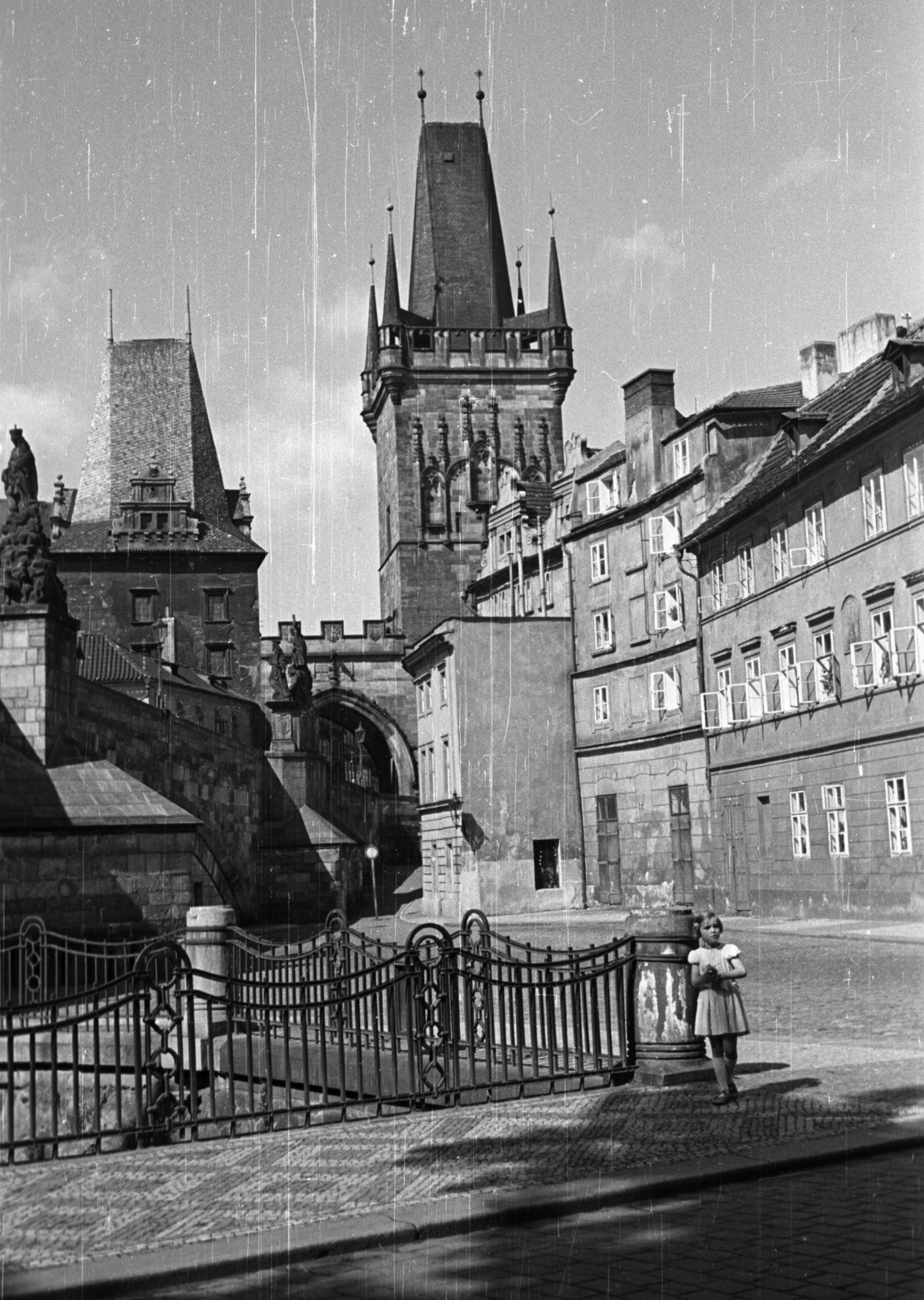Czech Republik, Prague, a Károly híd kisoldali tornya az Ördög-csatorna (Certovka) felől nézve., 1960, Nagy Gyula, Czechoslovakia, gate, street view, cobblestones, gothic, gate tower, Peter Parler-design, Saint Vitus-portrayal, pointed arch, Fortepan #51182