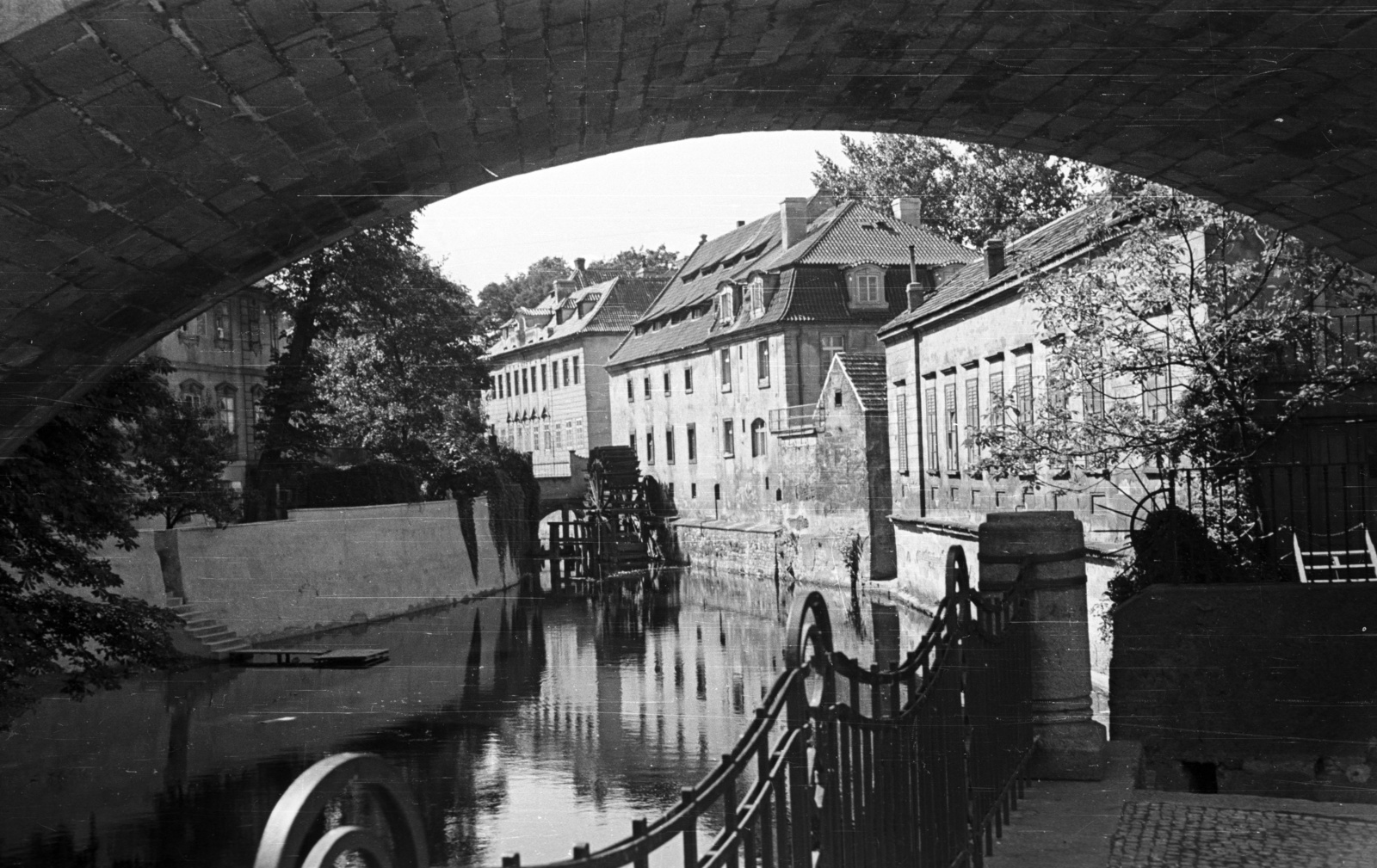 Czech Republik, Prague, Ördög-csatorna (Certovka)., 1960, Nagy Gyula, Czechoslovakia, canal, watermill, Fortepan #51183