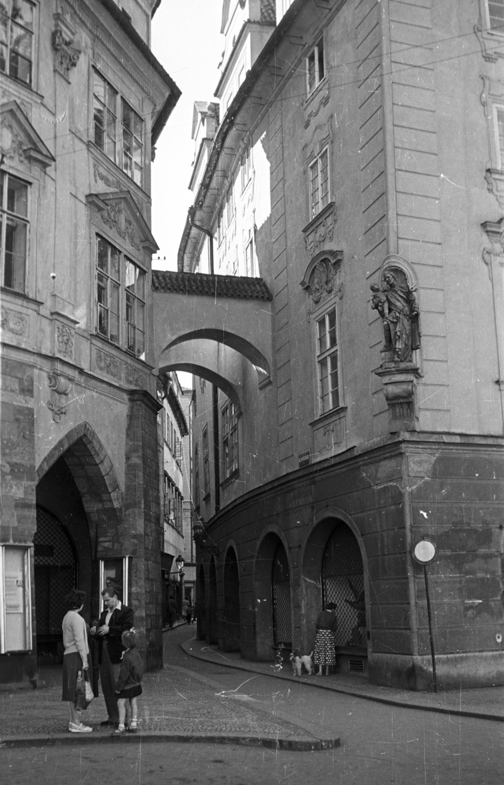 Czech Republik, Prague, Melantrichova ulice az Óváros térnél (Staromestske namesti)., 1960, Nagy Gyula, Czechoslovakia, street view, cobblestones, Saint Christopher-portrayal, Fortepan #51193