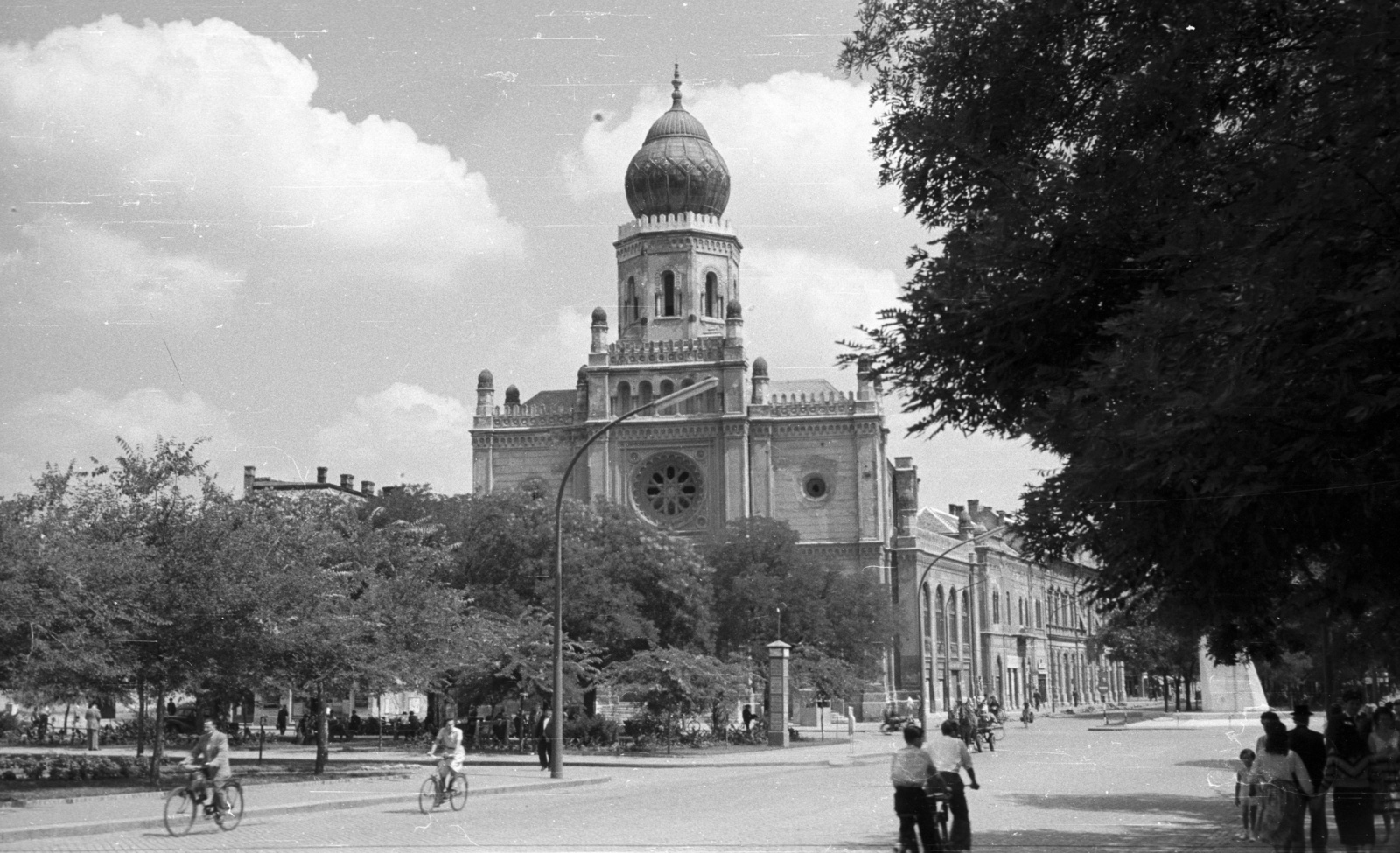 Magyarország, Kecskemét, Szabadság tér - Rákóczi út sarok, az átalakításra váró egykori zsinagóga, később a Tudomány és Technika Háza., 1960, Nagy Gyula, kerékpár, zsinagóga, hirdetőoszlop, lámpaoszlop, zsidóság, mór stílus, Zitterbath János-terv, Fortepan #51196