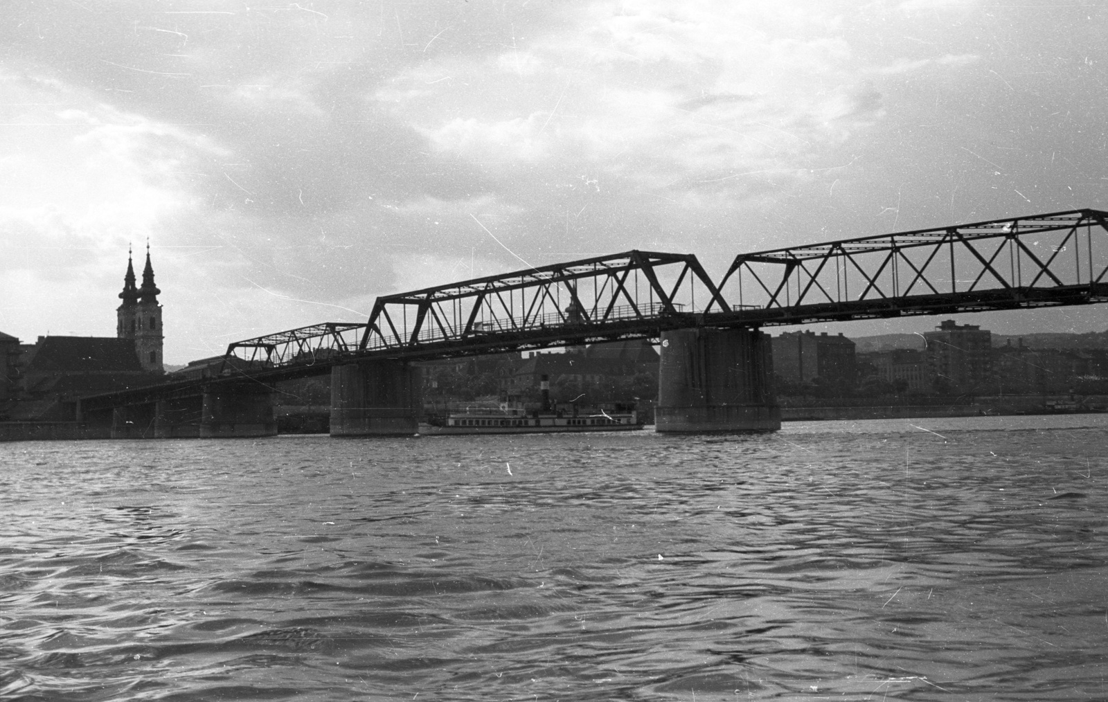 Magyarország, Budapest, a bontásra váró Kossuth híd, a Batthyány téri Szent Anna-templom felé nézve., 1960, Nagy Gyula, Kossuth híd, hajó, templom, híd, barokk-stílus, katolikus, gőzhajó, Duna, jezsuita, Hamon Kristóf-terv, Nöpauer Máté-terv, Fortepan #51199