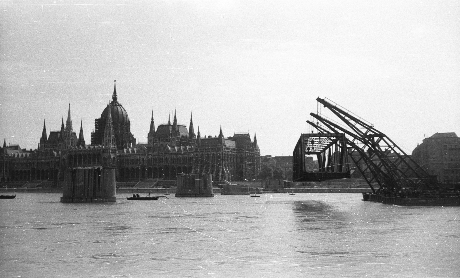 Magyarország, Budapest V., a Kossuth híd bontása. Az Ady Endre, Jókai Mór és Táncsics Mihály úszódaruk viszik a Bem rakpartra a híd egyik medernyílásának vasszerkezetét., 1960, Nagy Gyula, Kossuth híd, Steindl Imre-terv, országház, neogótika, eklektikus építészet, Budapest, Fortepan #51211