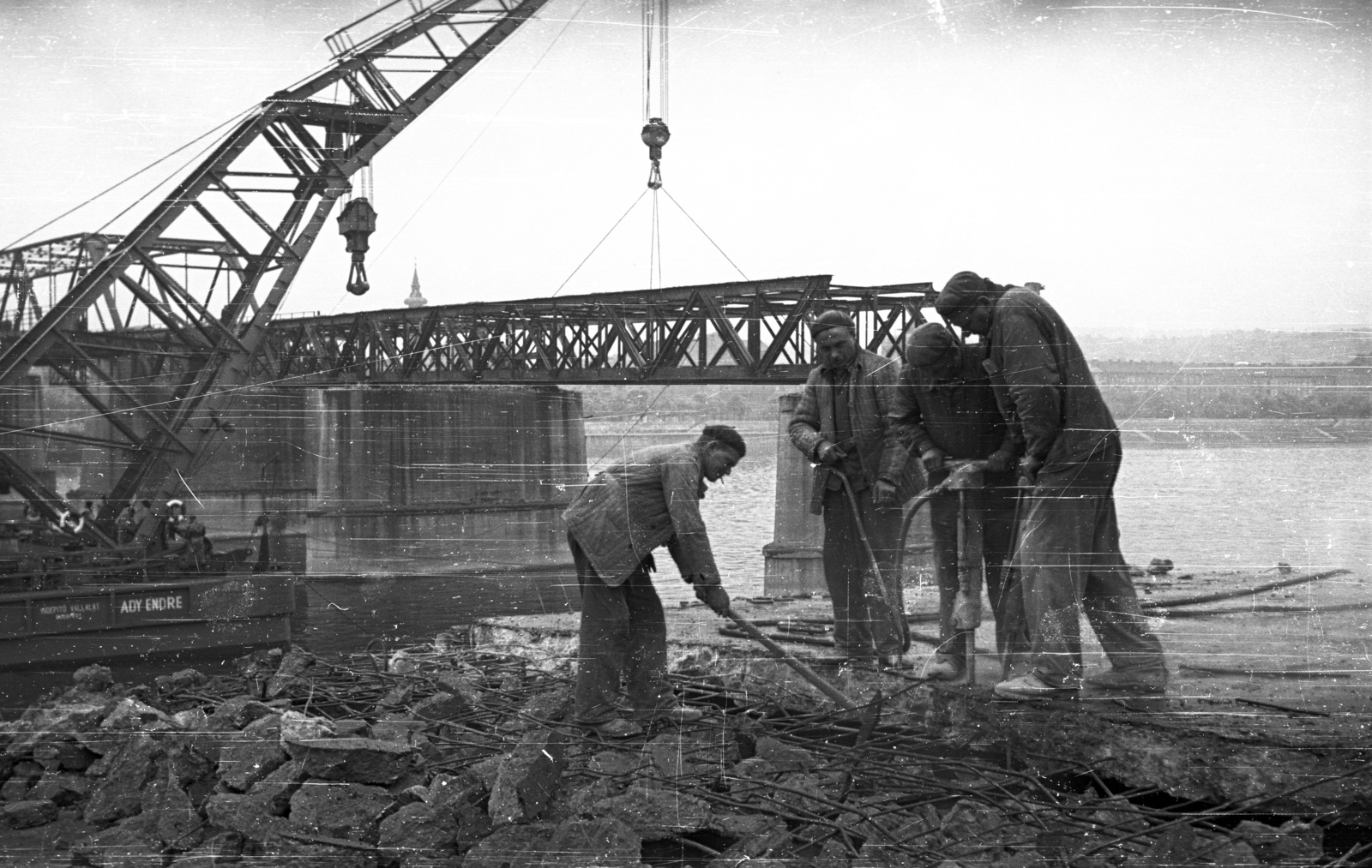 Hungary, Budapest V., pesti alsó rakpart, a Kossuth híd bontása. Az Ady Endre úszódaru leemeli a híd medernyílásának vasszerkezetét., 1960, Nagy Gyula, Kossuth-bridge, Budapest, Fortepan #51220