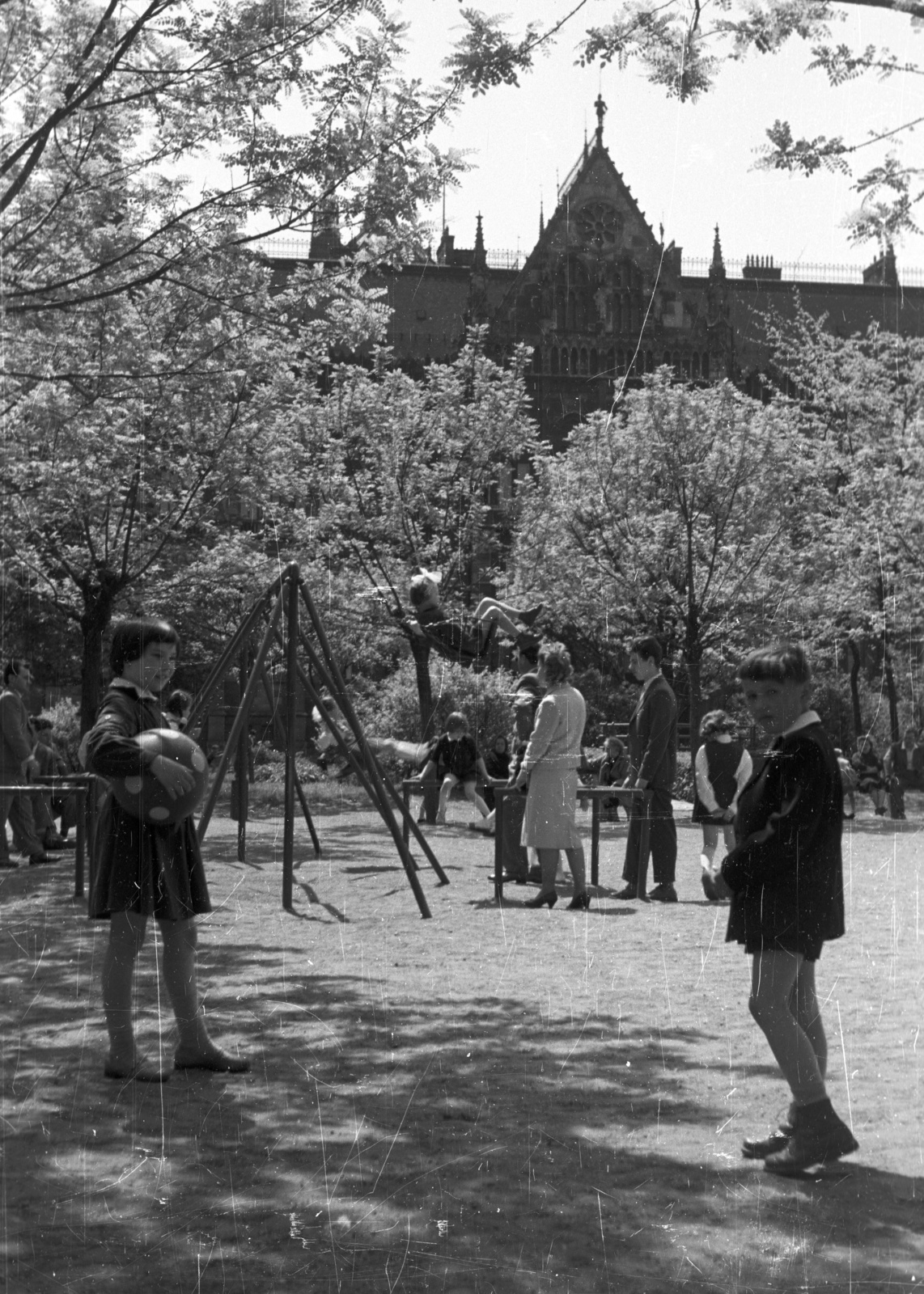 Hungary, Budapest V., Kossuth Lajos tér, háttérben a Parlament északi homlokzata., 1959, Nagy Gyula, playground, girl, kid, kids, rubber ball, Budapest, Fortepan #51223