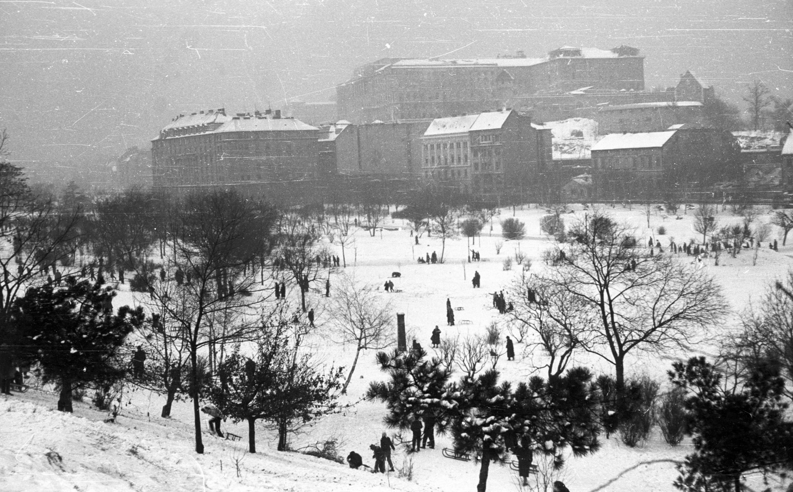 Magyarország, Tabán, Budapest I., látkép, szemben a Budavári Palota (korábban Királyi Palota)., 1959, Nagy Gyula, szánkó, Budapest, Fortepan #51236