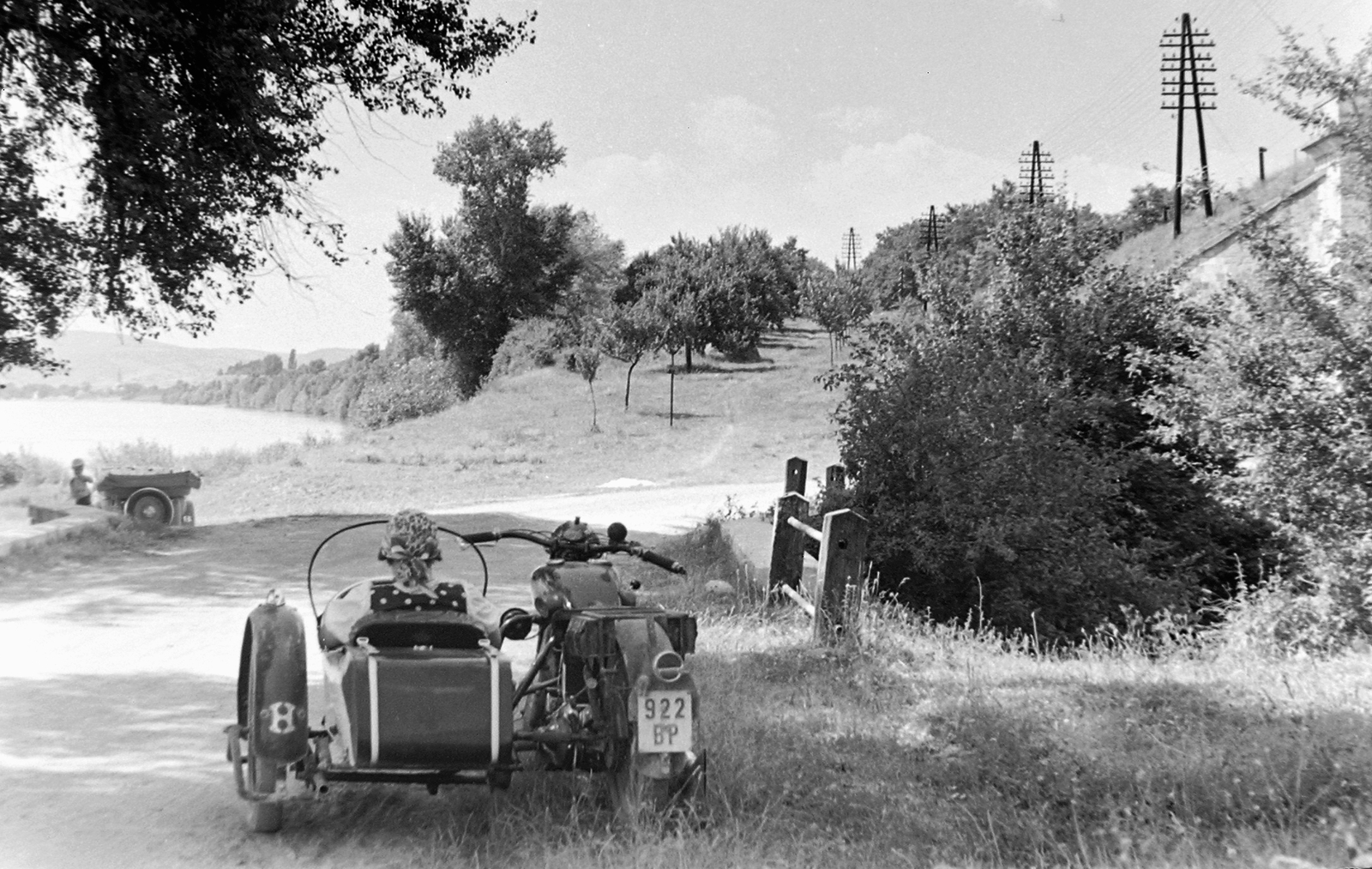 Hungary, Zebegény, Újvölgy, az országút a vasúti felüljárónál., 1939, Fortepan, British brand, AJS-brand, motorcycle, motorcycle with sidecar, country code sign, Fortepan #5124