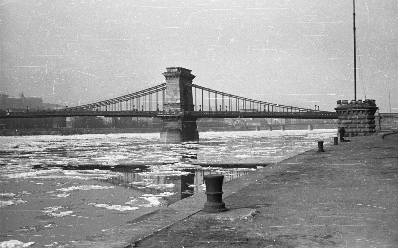 Magyarország, Budapest V., Széchenyi Lánchíd a pesti alsó rakpartról nézve, háttérben a Kossuth híd., 1959, Nagy Gyula, jégzajlás, Budapest, függőhíd, William Tierney Clark-terv, Fortepan #51244