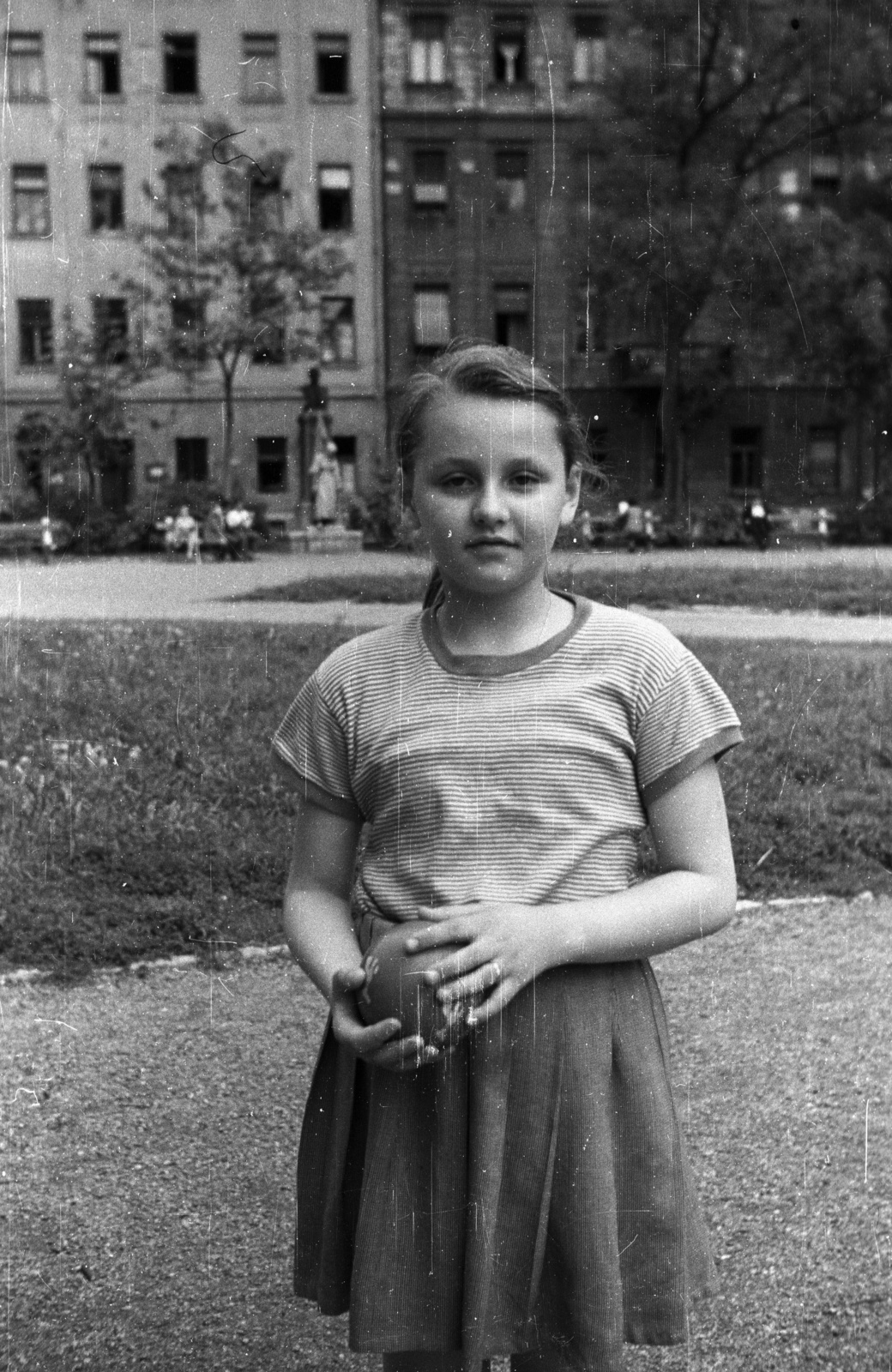 Hungary, Budapest V., Károlyi kert, háttérben a Magyar utca házai., 1959, Nagy Gyula, girl, Budapest, Fortepan #51247