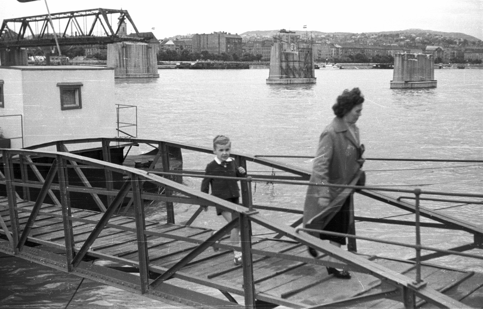 Hungary, Budapest V., pesti alsó rakpart a Széchenyi rakpart alatt, a hajóállomás hátterében a bontás alatt lévő Kossuth híd pillérei láthatók., 1960, Nagy Gyula, Kossuth-bridge, Budapest, Fortepan #51252