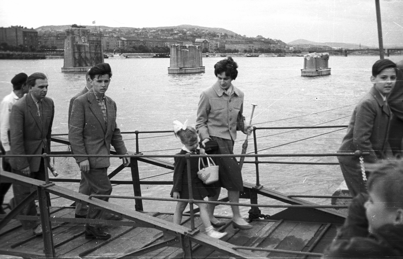 Hungary, Budapest V., pesti alsó rakpart a Széchenyi rakpart alatt, a hajóállomás hátterében a bontás alatt lévő Kossuth híd pillérei láthatók., 1960, Nagy Gyula, Budapest, Fortepan #51253
