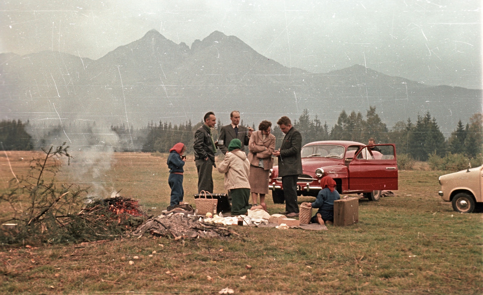 Slovakia, Tatranská Lomnicá, háttérben a Lomnici- és a Késmárki-csúcs, köztük a Villa-gerinc., 1959, Nagy Gyula, Czechoslovakia, woods, colorful, Czechoslovak brand, Skoda-brand, field, picnic, Upper Hungary, Tatra Mountains, Fortepan #51267