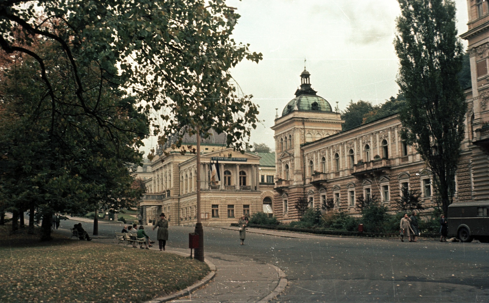 Czech Republik, Mariánské Lázne, szemben a Casino, jobbra a Hotel Nové Lázne., 1958, Nagy Gyula, colorful, Fortepan #51269