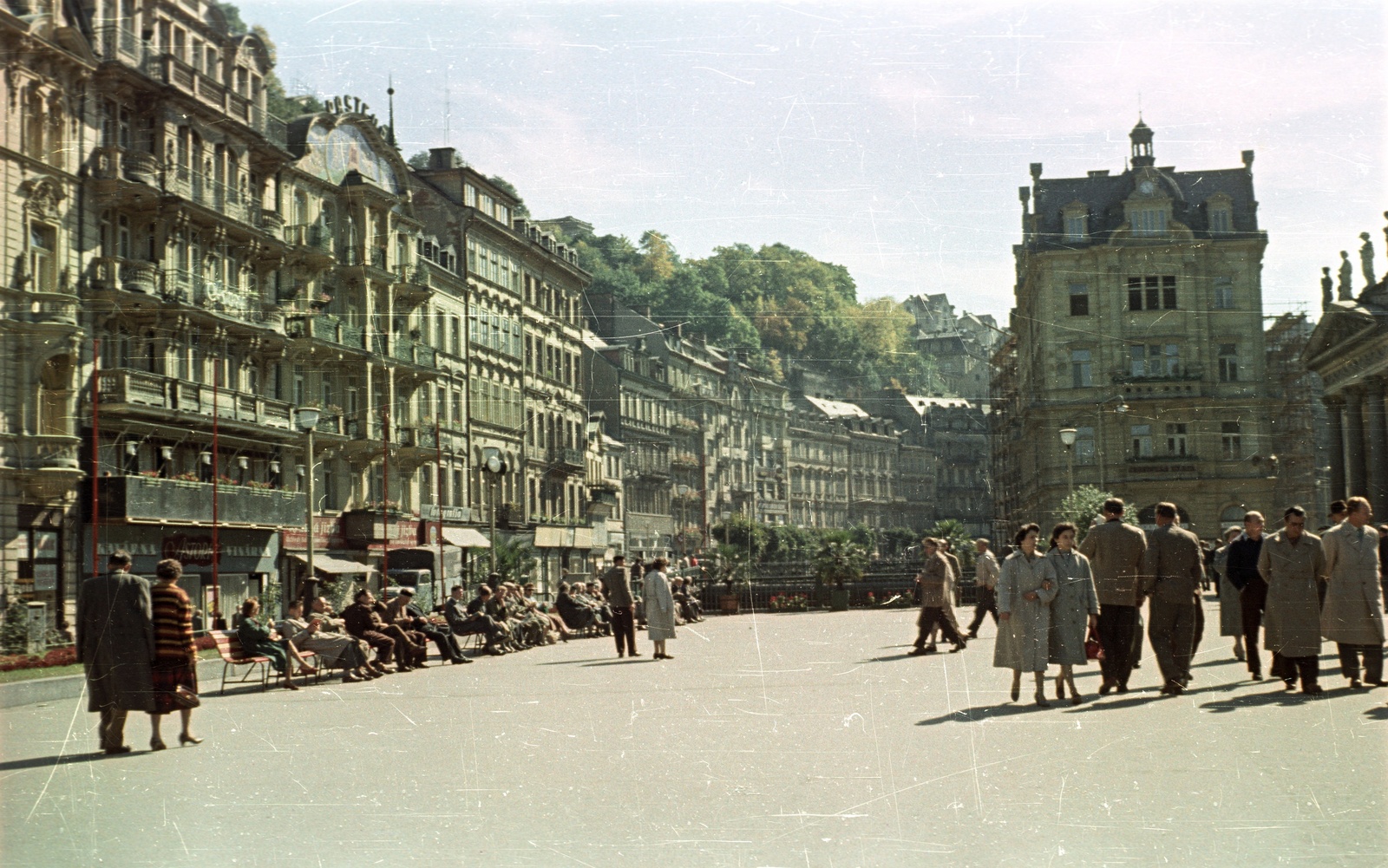Czech Republik, Karlovy Vary, Mlynské nábrezí, jobbra a Malomkút kolonnád (Mühlbrunnkolonnade), balra a Vrídelní ulice., 1958, Nagy Gyula, Czechoslovakia, colorful, Renaissance Revival, colonnade, health resort, Josef Zítek-design, Fortepan #51276