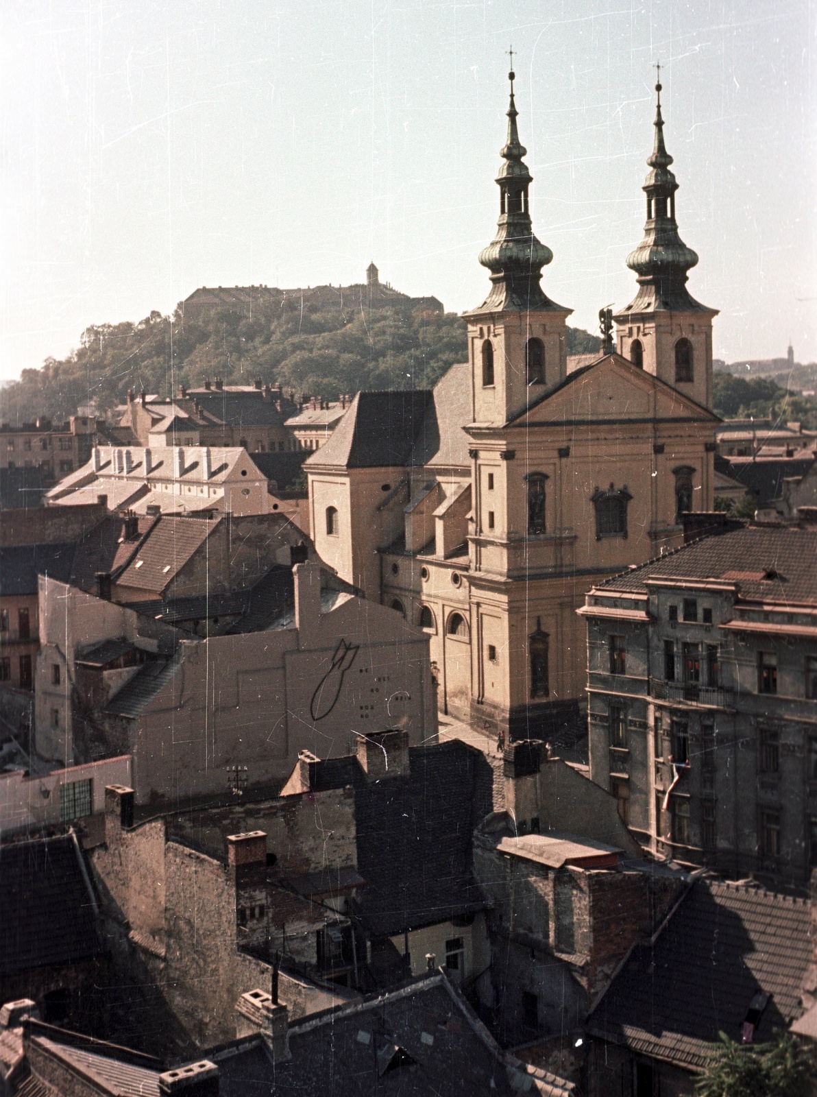 Czech Republik, Brno, Szent Mihály-templom, háttérben a Spilberk vár., 1959, Nagy Gyula, Czechoslovakia, church, colorful, Fortepan #51286