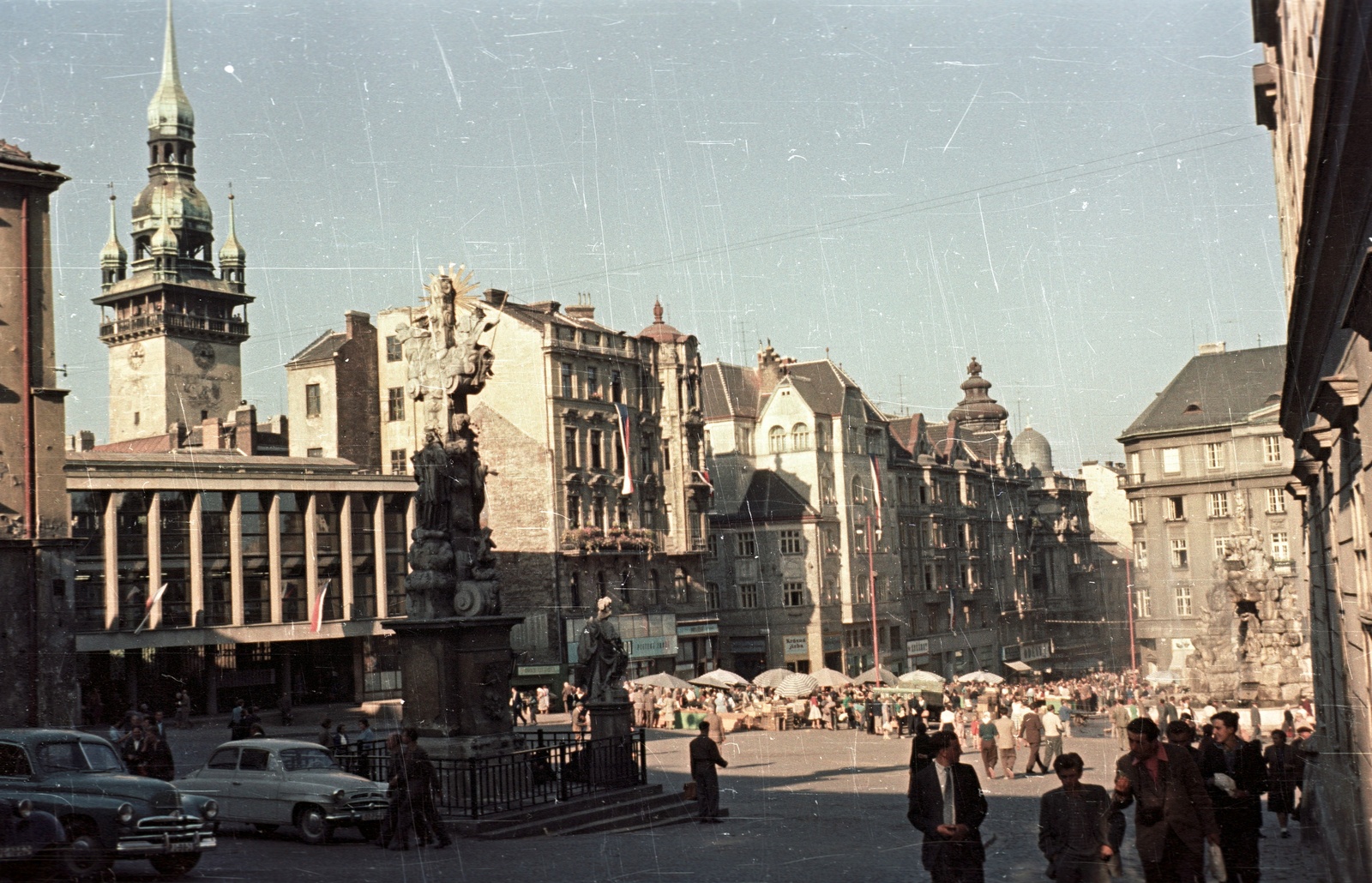 Czech Republik, Brno, Piactér (Zelný trh), előtérben a Szentháromság-szobor, balra a régi városháza tornya., 1959, Nagy Gyula, Czechoslovakia, colorful, Holy Trinity Statue, market, Fortepan #51287
