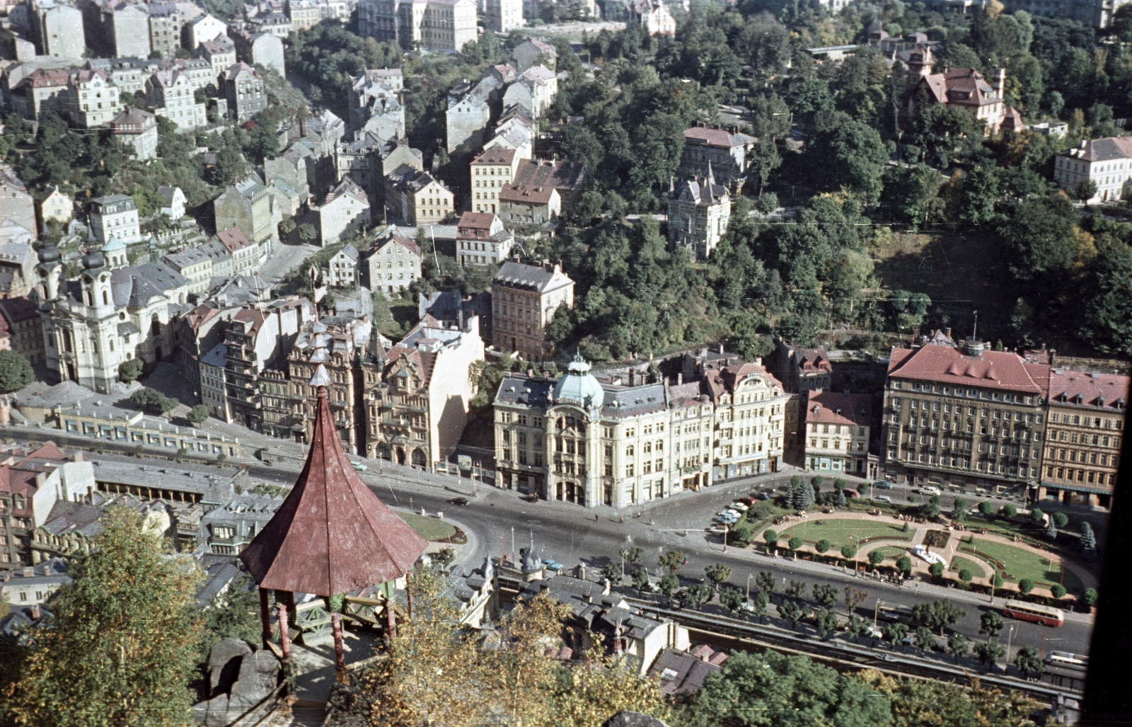 Czech Republik, Karlovy Vary, látkép a Zerge szobor közeléből, jobbra a Divadelní tér, balra a Szent Mária-Magdaléna-templom., 1958, Nagy Gyula, Czechoslovakia, church, colorful, Secession, Baroque-style, public building, lookout, wooden structure, colonnade, Cathedral, health resort, Art Nouveau architecture, Kilian Ignaz Dientzenhofer-design, gazebo, Otto Stainl-design, Fortepan #51288