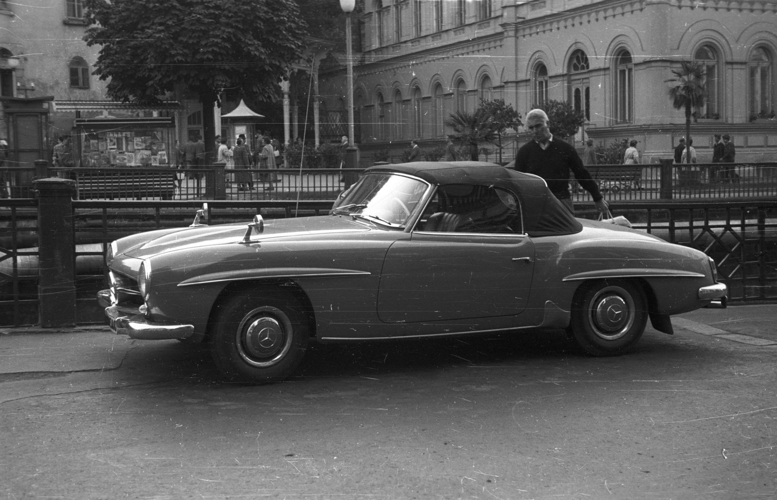 Csehország, Karlovy Vary, Vrídelní ulice, szemben a Tepla folyó túloldalán az egykori Lázne III. Szanatórium (később Windsor Spa Hotel). Mercedes-Benz 190SL., 1959, Nagy Gyula, Csehszlovákia, német gyártmány, Mercedes-márka, historizmus, pálmafa, Mercedes 190SL, kabrió, gyógyszálló, Ludwig Renner-terv, Gustav Hain-terv, Eduard Labitzky-terv, Fortepan #51313