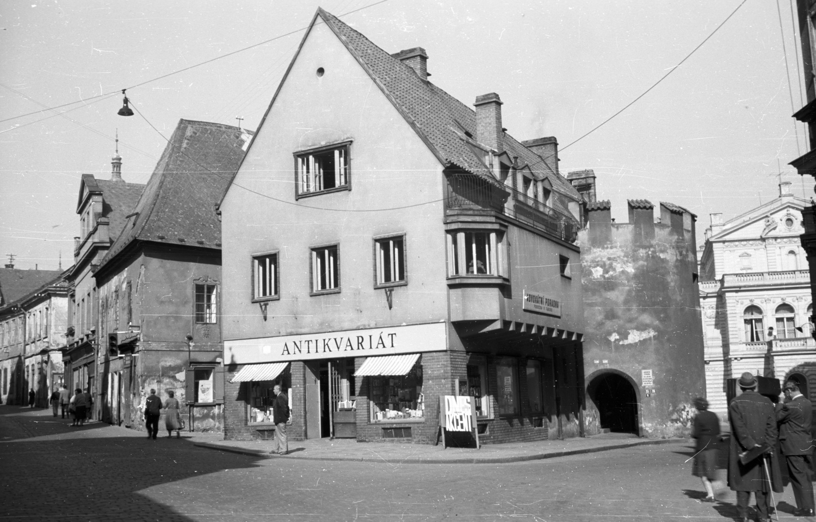 Czech Republik, Tábor, ulice Prazská és Zizkova sarok, jobbra a háttérben a színház., 1959, Nagy Gyula, Czechoslovakia, street view, cobblestones, antiquarian bookstore, Fortepan #51319