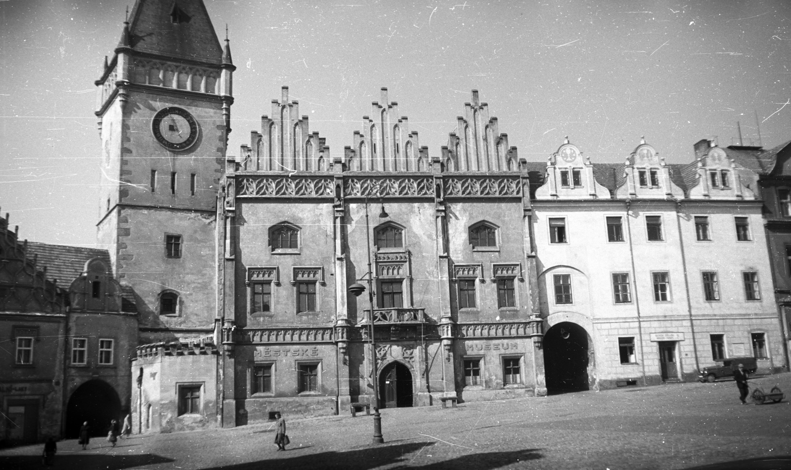 Czech Republik, Tábor, Zizkovo Námestí, szemben a Városháza épülete, benne a Huszita múzeum., 1959, Nagy Gyula, Czechoslovakia, street view, museum, cobblestones, public building, Fortepan #51324