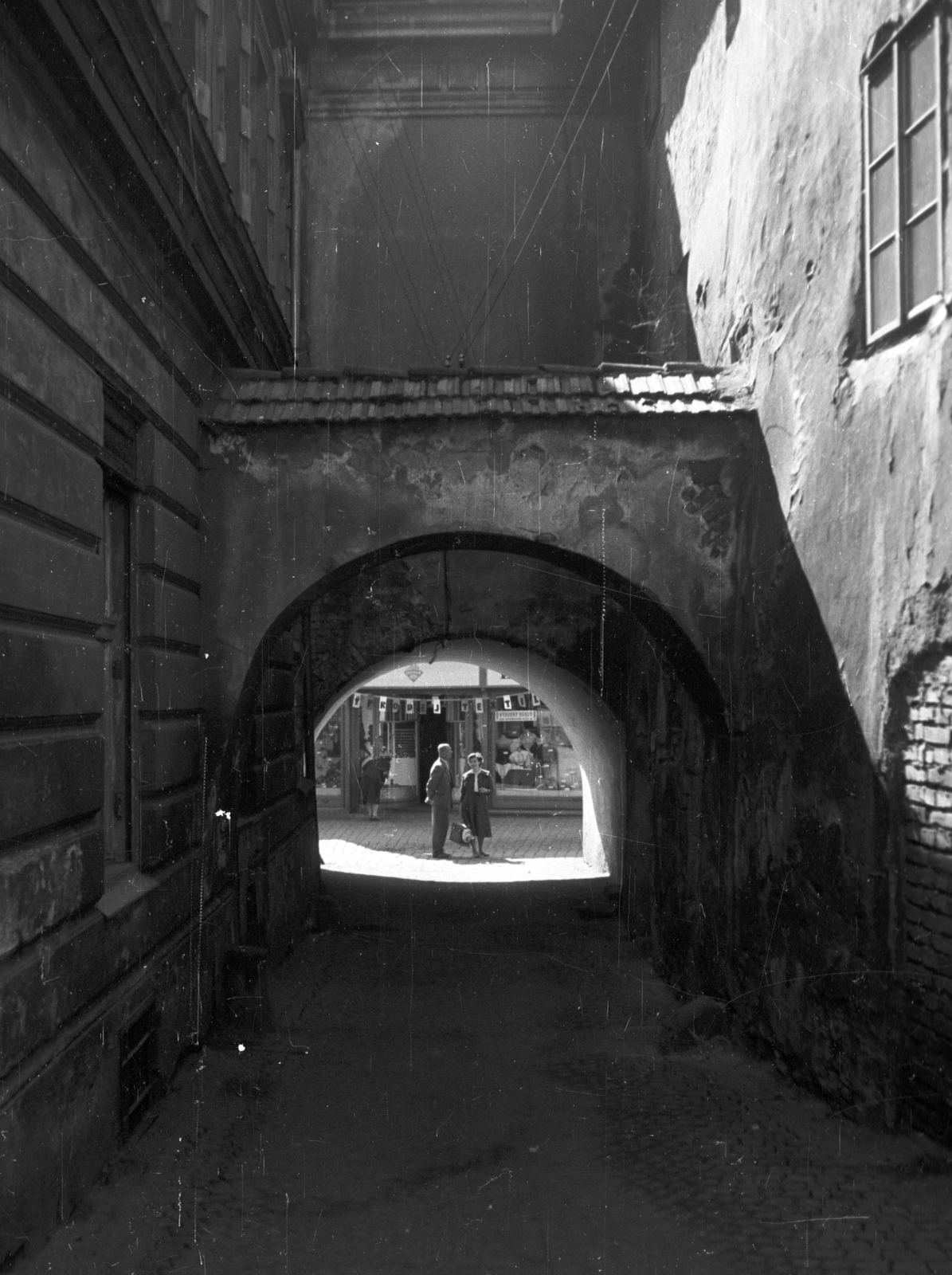 Czech Republik, Tábor, átjáró az ulice Prazská felé., 1959, Nagy Gyula, Czechoslovakia, gate, street view, Fortepan #51326