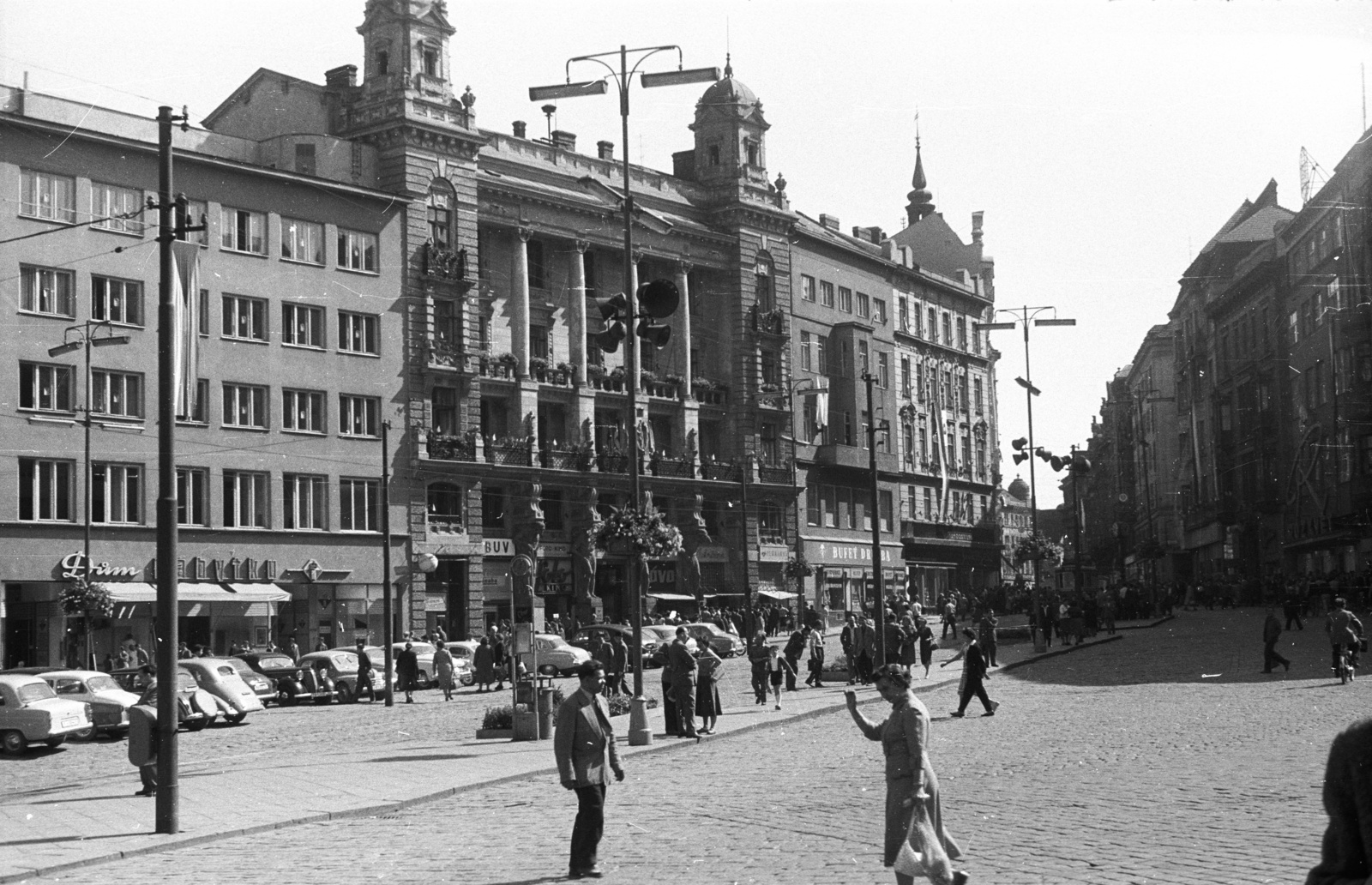 Czech Republik, Brno, namesti Svobody., 1959, Nagy Gyula, Czechoslovakia, flag, street view, genre painting, lamp post, speaker, Germano Wanderley-design, Fortepan #51344