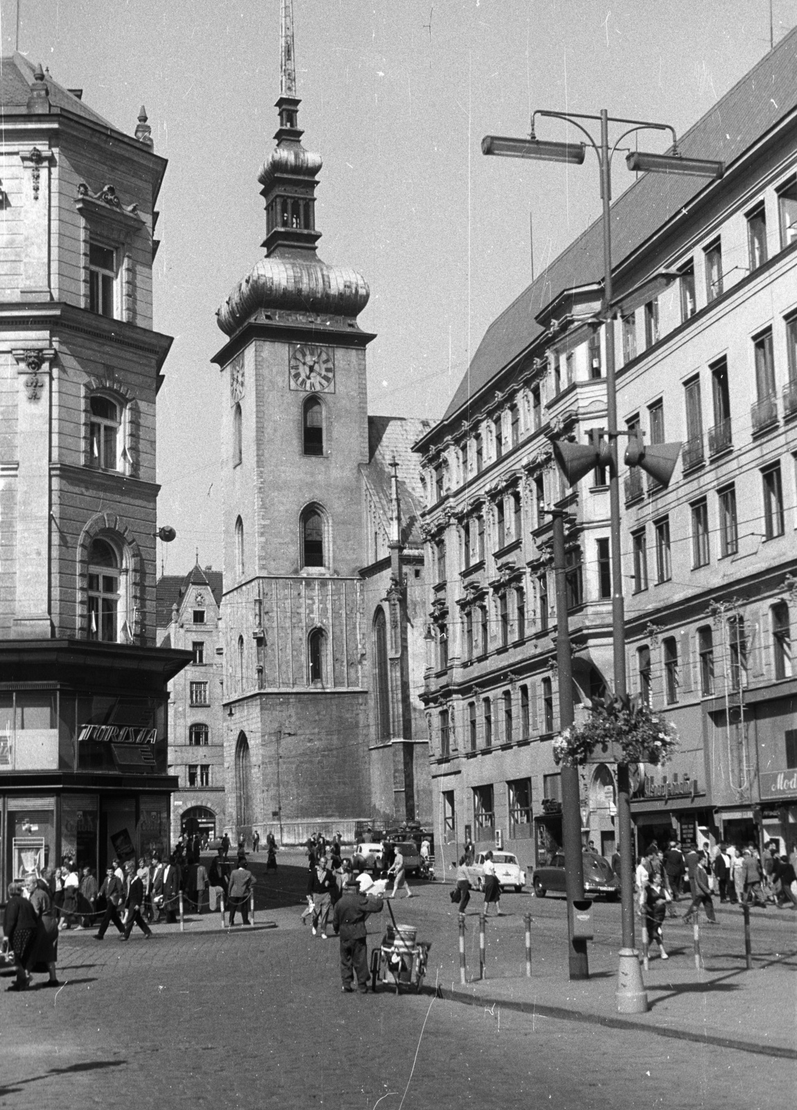 Czech Republik, Brno, námesti Svobody, szemben a Szent Jakab-templom., 1959, Nagy Gyula, Czechoslovakia, street view, genre painting, sweeper, lamp post, speaker, Fortepan #51345