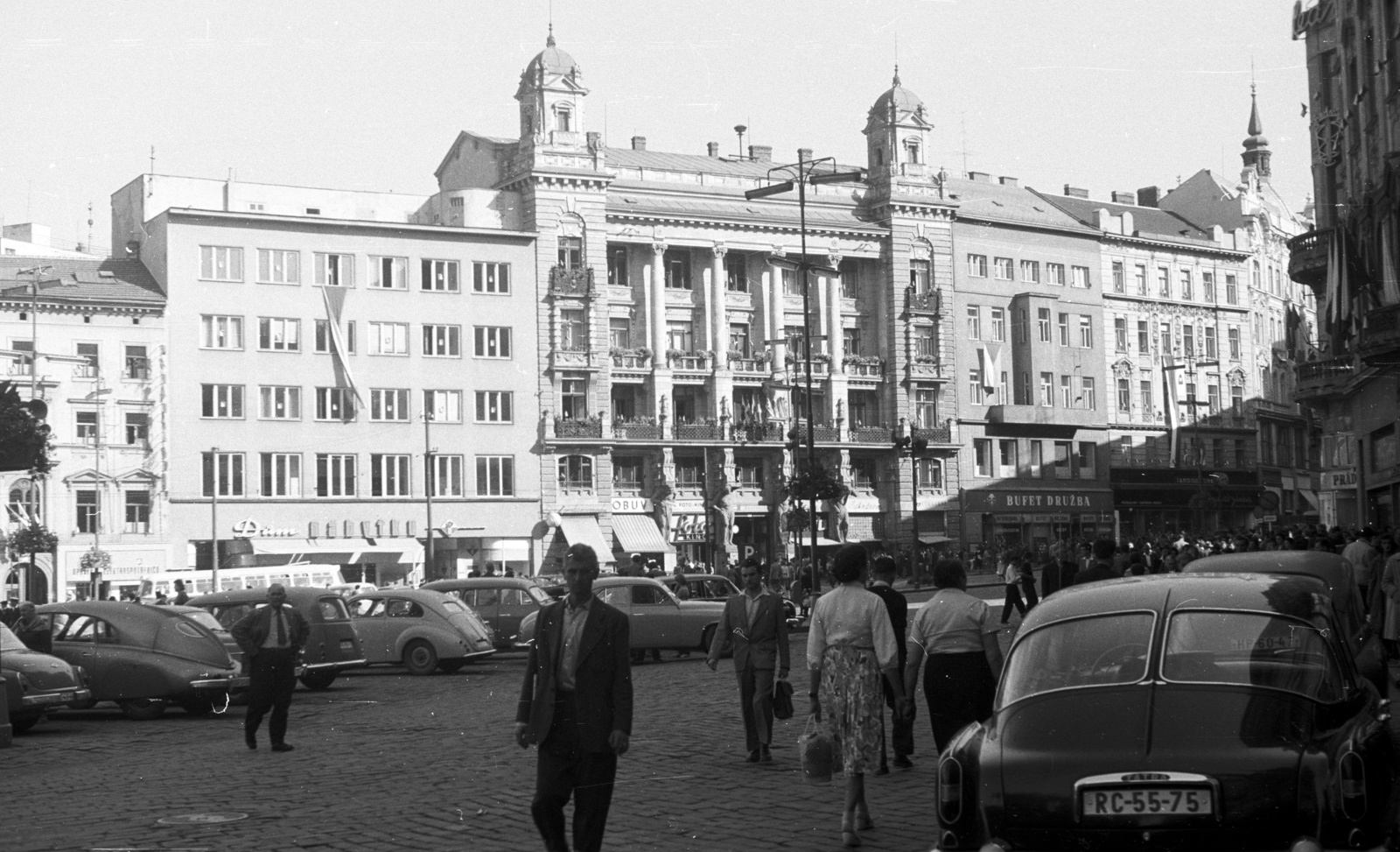 Czech Republik, Brno, namesti Svobody., 1959, Nagy Gyula, Czechoslovakia, flag, Czechoslovak brand, Tatra-brand, street view, genre painting, lamp post, automobile, Germano Wanderley-design, Fortepan #51347