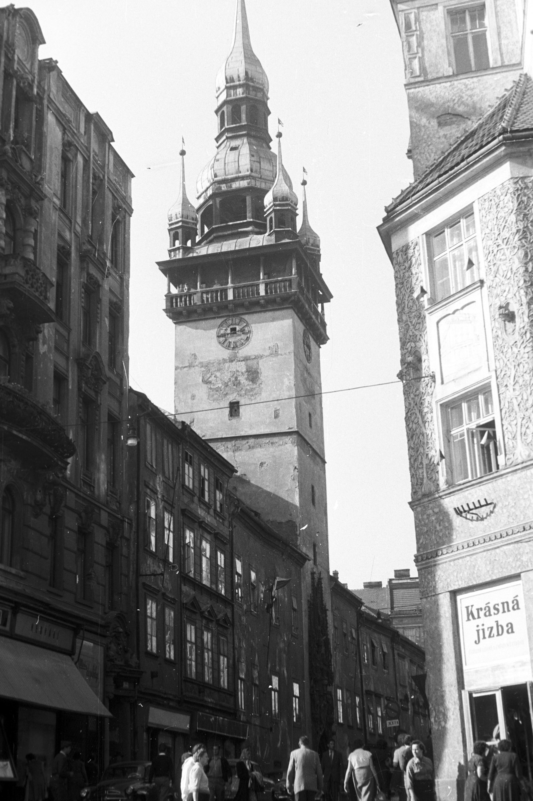 Czech Republik, Brno, a régi városháza tornya a Piactér (Zelný trh) felől nézve., 1959, Nagy Gyula, Czechoslovakia, street view, tower, Fortepan #51351