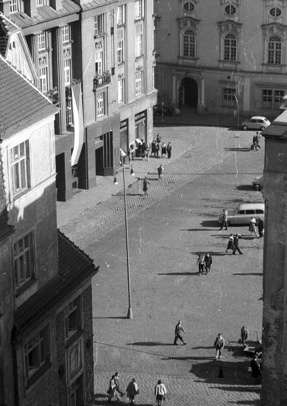 Czech Republik, Brno, kilátás a régi városháza tornyából a Piactér (Zelný trh) felé., 1959, Nagy Gyula, Czechoslovakia, flag, street view, genre painting, lamp post, cobblestones, Fortepan #51353